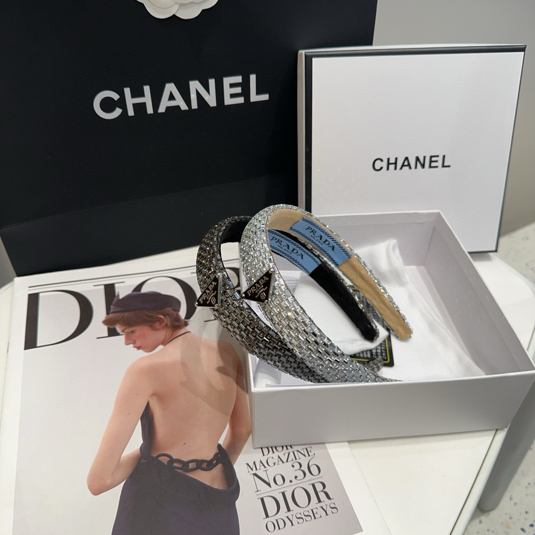 NO:301632,P with packaging box PRADA triangle diamond headband, the elegant lady is worth buying!  Very good match, temperament and tasteful hairpins, hairpins, prada, prada, hairpins19860909P 配包装盒 PRADA（普拉达）三角标钻石发箍, 优雅的小姐姐值得入手！非常好搭配 气质有品位发夹,发夹,prada,prada,hairpins,accessory