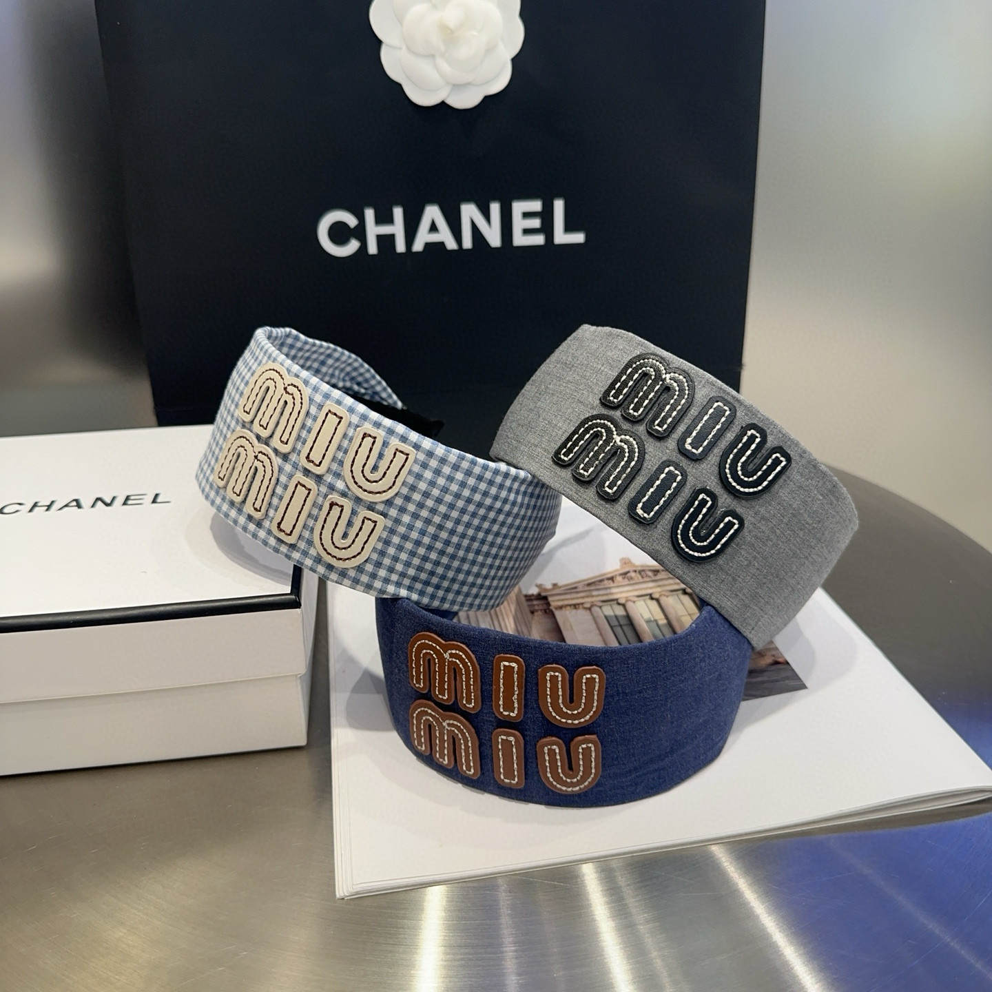 NO:301635,P packing box miumiu's new wide-edged headband is simple and elegant, practical and versatile, full of celebrity style!  A must-have hairpins for fairies, hairpins, miumiu, hairpins19860909P 配包装盒 miumiu新款宽边发箍,简单优雅,实用百搭,名媛范儿十足！小仙女必备发夹,发夹,miumiu,hairpins,accessory