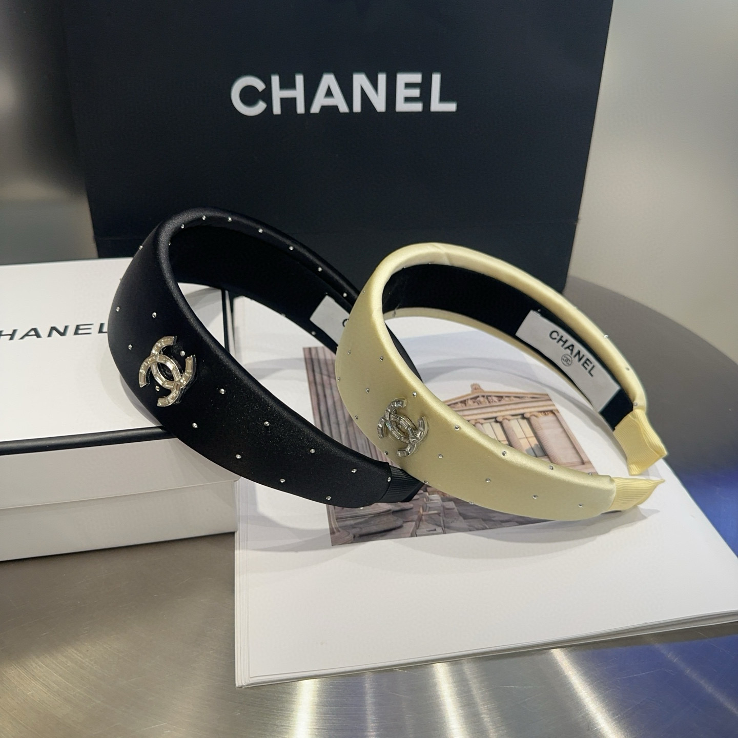 NO:301638,P with packaging box Chanel (Chanel) new small fragrant headband, fashionable and fashionable, ladylike, and versatile!  Goddess must enter hairpins, hairpins, chanel, chanel, hairpins19860909P 配包装盒 Chanel (香奈儿)新款小香发箍,时尚潮流,淑女风范,性百搭！女神必入哦发夹,发夹,chanel,chanel,hairpins,accessory