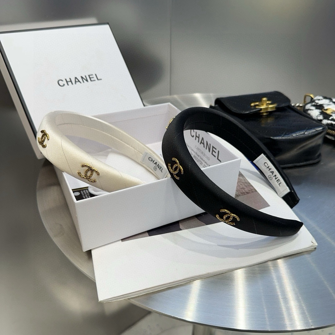 NO:301641,P with packaging box Chanel's latest small fragrant hairband, simple and practical, fashionable and trendy!  A must-have for fairies…hairpins, hairpins, chanel, chanel, hairpins19860909P 配包装盒 Chanel (香奈儿)最新小香发箍,简单实用,时尚潮流！小仙女必备…发夹,发夹,chanel,chanel,hairpins,accessory