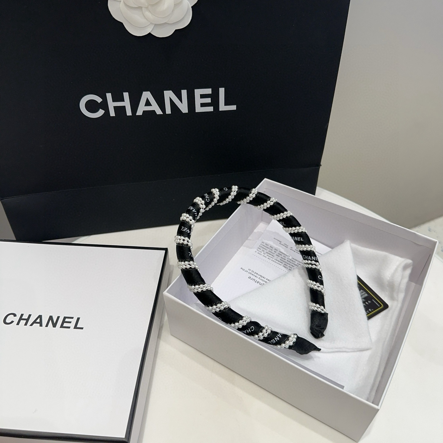 NO:301644,P with packaging box Chanel (Chanel) latest small-scented pearl headband, super beautiful!  A very famous lady style, a must-have for a little fairy... Hairpins, hairpins, chanel, chanel, hairpins19860909P 配包装盒 Chanel (香奈儿)最新款小香爆款珍珠发箍,超级好看！名媛范儿十足,小仙女必备…发夹,发夹,chanel,chanel,hairpins,accessory
