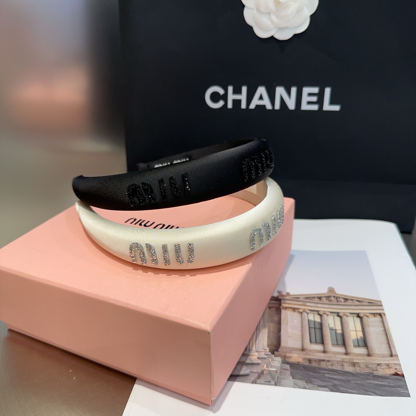 NO:301621,P packing box miumiu's new letter headband is simple and elegant, practical and versatile, full of celebrity style!  A must-have hairpins for fairies, hairpins, miumiu, hairpins19860909P 配包装盒 miumiu新款字母发箍,简单优雅,实用百搭,名媛范儿十足！小仙女必备发夹,发夹,miumiu,hairpins,accessory