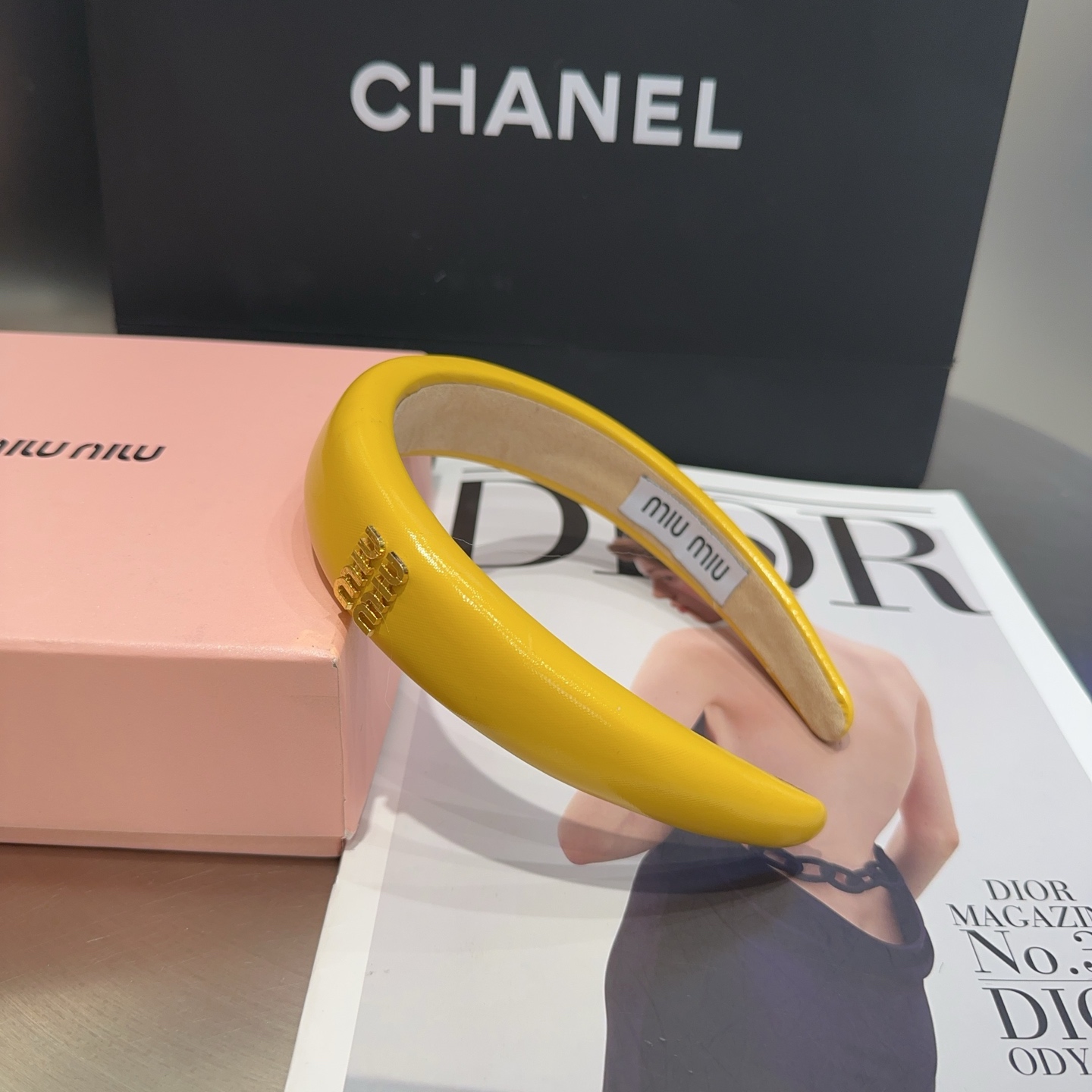 NO:301624,P packing box miumiu new letter headband, summer fresh series, simple and elegant, practical and versatile, full of celebrity style!  A must-have hairpins for fairies, hairpins, miumiu, hairpins19860909P 配包装盒 miumiu新款字母发箍,夏日小清新系列,简单优雅,实用百搭,名媛范儿十足！小仙女必备发夹,发夹,miumiu,hairpins,accessory