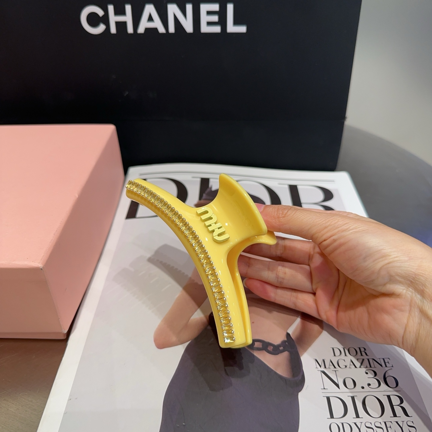 NO:301627,P packing box Miumiu new letter clip, summer fresh series, simple and elegant, practical and versatile, full of celebrity style!  A must-have hairpins for fairies, hairpins, miumiu, hairpins19860909P 配包装盒 miumiu新款字母抓夹,夏日小清新系列,简单优雅,实用百搭,名媛范儿十足！小仙女必备发夹,发夹,miumiu,hairpins,accessory