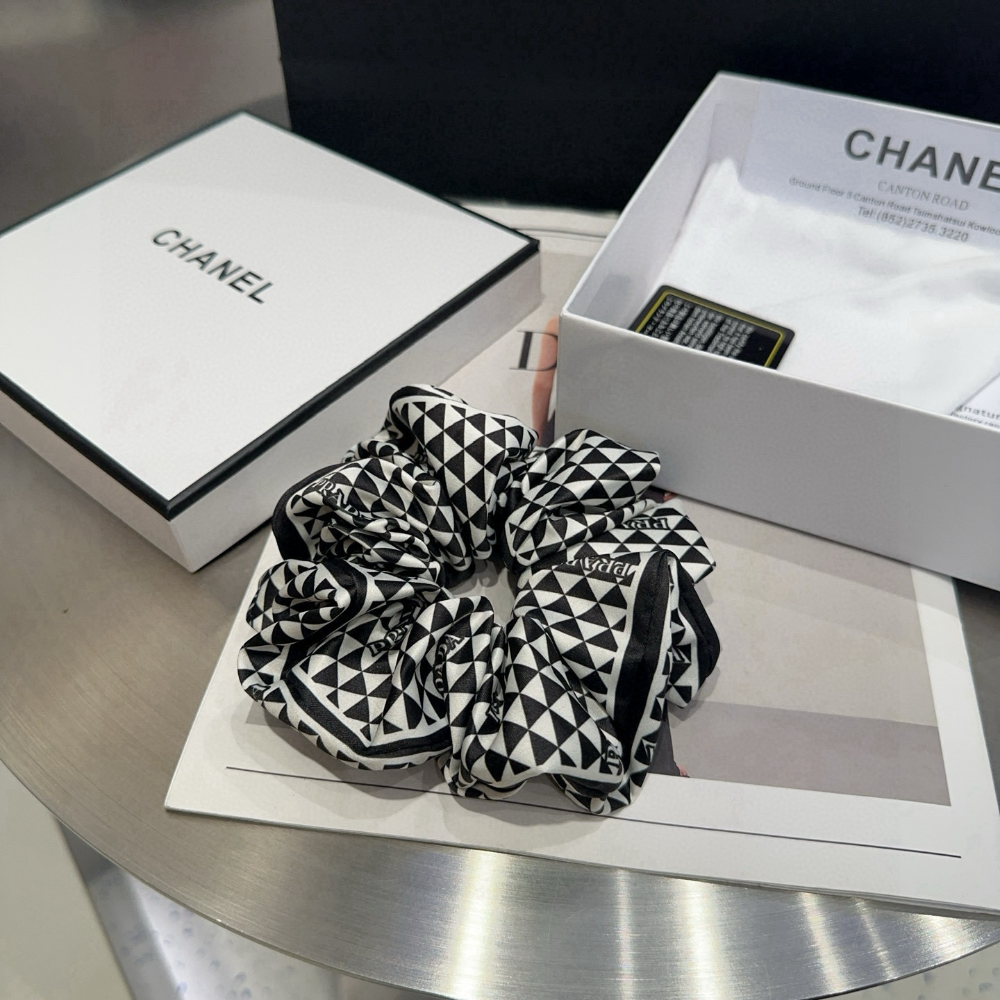 NO:366808,P with packaging box PRADA's new hair ring, simple and elegant, and the elegant lady is worth buying!  Very easy to match hairpins, hairpins, prada, prada, hairpins19860909P 配包装盒 PRADA（普拉达）新款发圈,简单大气,优雅的小姐姐值得入手！非常好搭配 发夹,发夹,prada,prada,hairpins,accessory