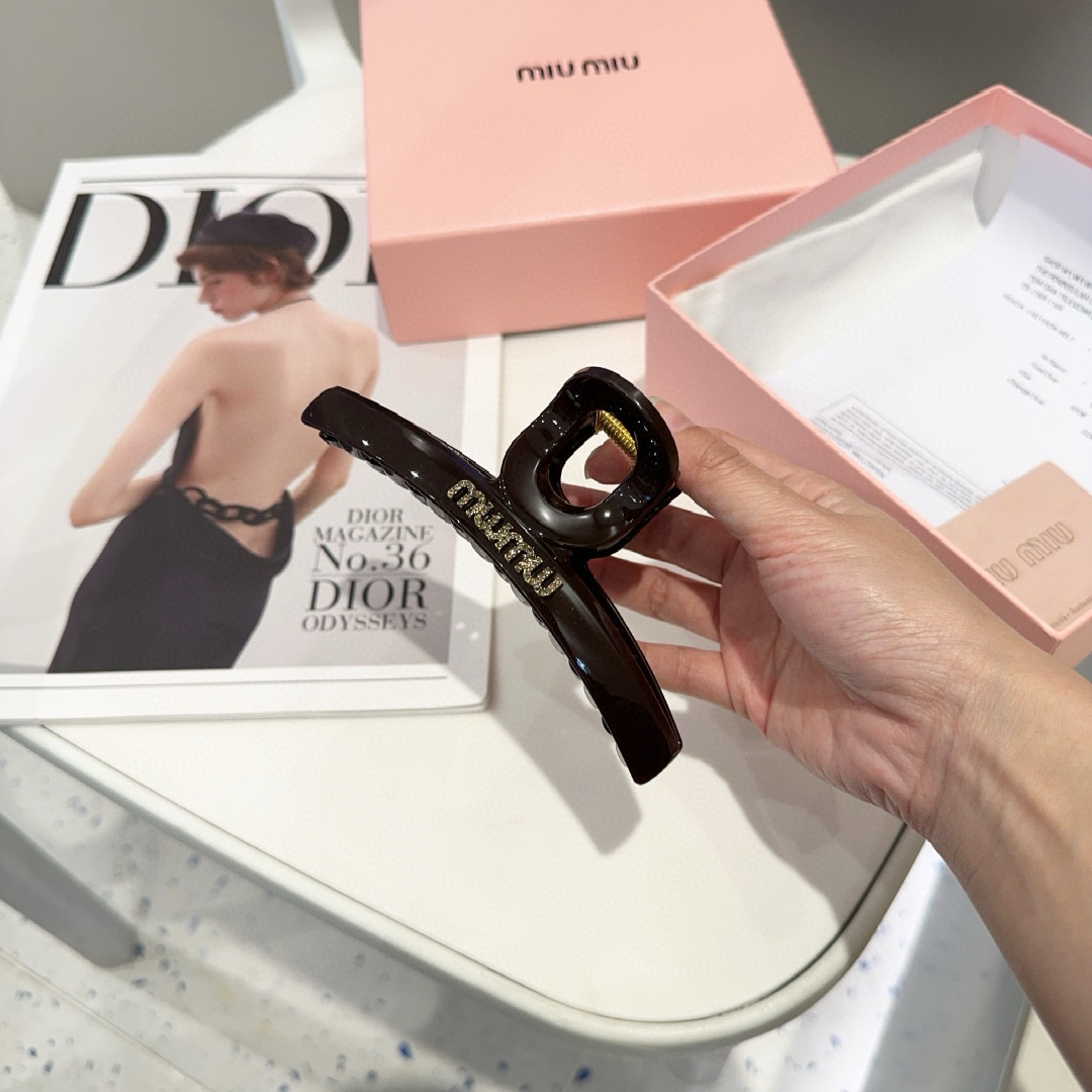 NO:366823,P with packaging box Miumiu's latest grab clips are simple and elegant, practical and versatile, worth buying!  Very good-looking hairpins, hairpins, miumiu, hairpins19860909P 配包装盒 miumiu最新款抓夹 简单优雅,实用百搭,值得入手！非常好看发夹,发夹,miumiu,hairpins,accessory
