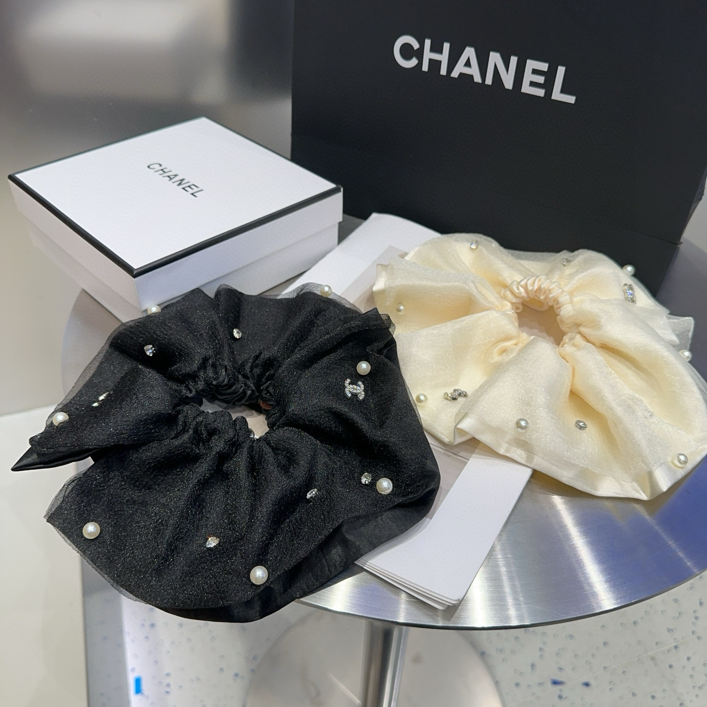 NO:366828,P packing box Chanel (Chanel) latest style small fragrance big hair circle, full of celebrity style, must-have hairpins for fashionable trendy people, hairpins, chanel, chanel, hairpins19860909P 配包装盒 Chanel (香奈儿)最新款小香大发圈,名媛范儿十足,时尚潮人必备发夹,发夹,chanel,chanel,hairpins,accessory