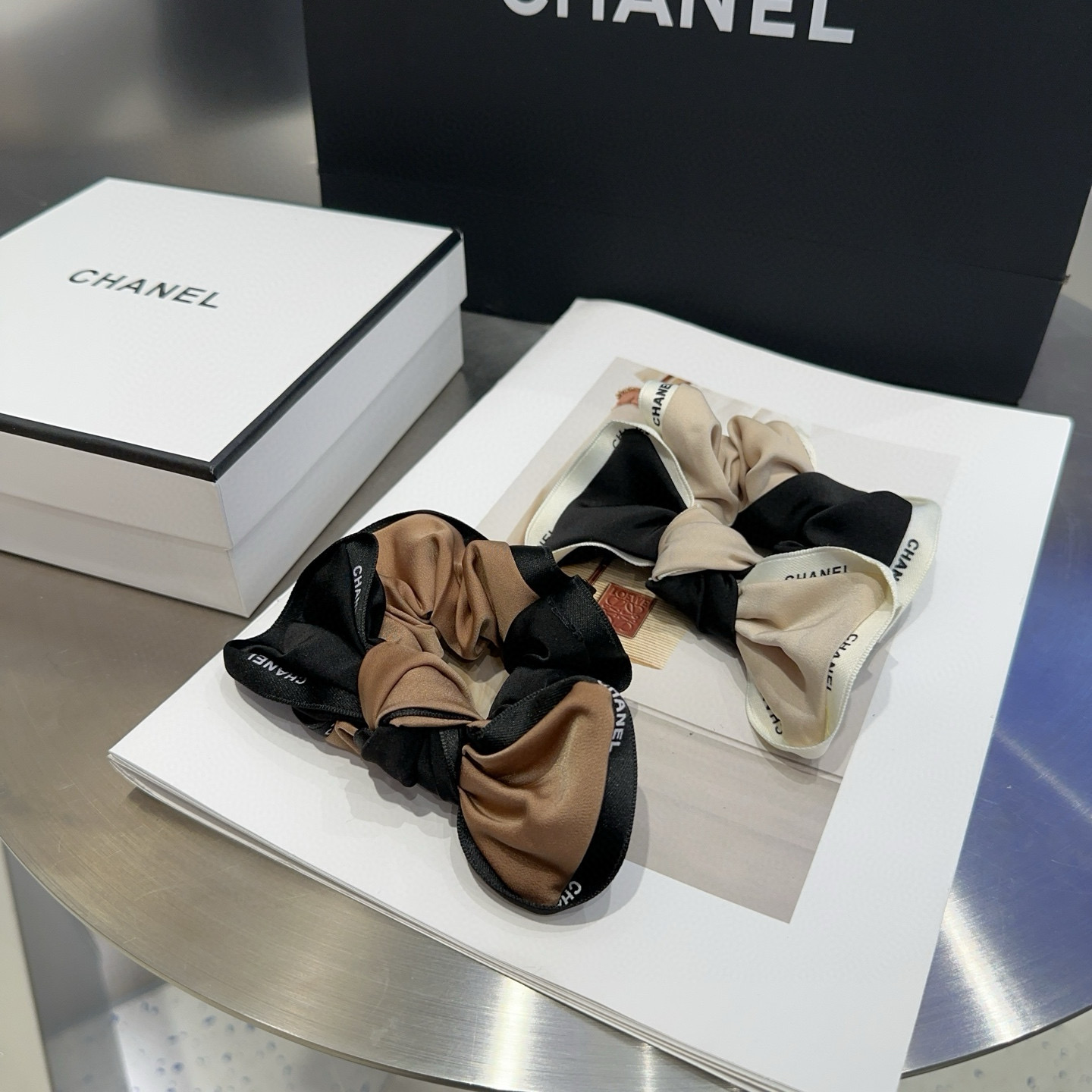 NO:366833,P with packaging box Chanel's latest small fragrance hair ring, simple and practical, fashionable and trendy!  Necessary for human hands...hairpins, hairpins, chanel, chanel, hairpins19860909P 配包装盒 Chanel (香奈儿)最新小香发圈 简单实用,时尚潮流！人手必备…发夹,发夹,chanel,chanel,hairpins,accessory