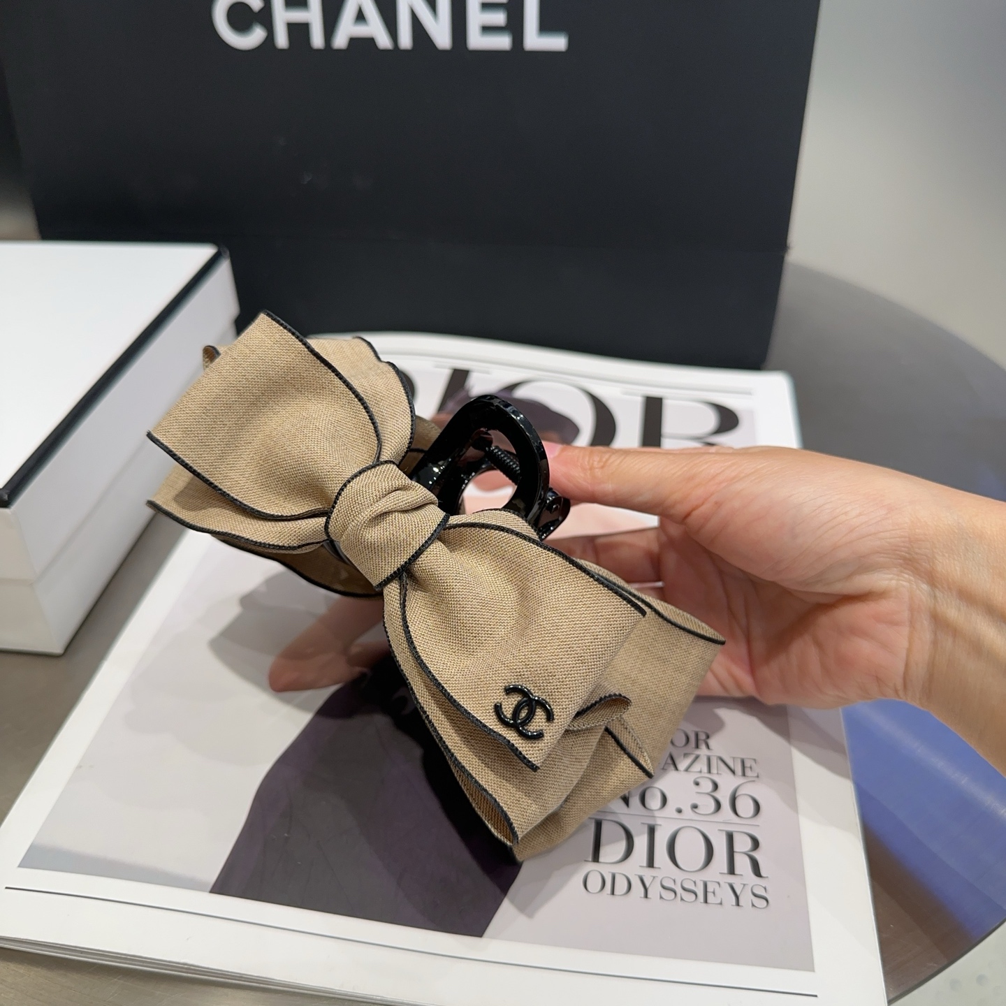 NO:366696,P packing box Chanel (Chanel) latest small fragrance big grab clip, full of celebrity style, a must-have hairpin for fashionable trendy people, hairpins, chanel, chanel, hairpins19860909P 配包装盒 Chanel (香奈儿)最新款小香大抓夹,名媛范儿十足,时尚潮人必备发夹,发夹,chanel,chanel,hairpins,accessory