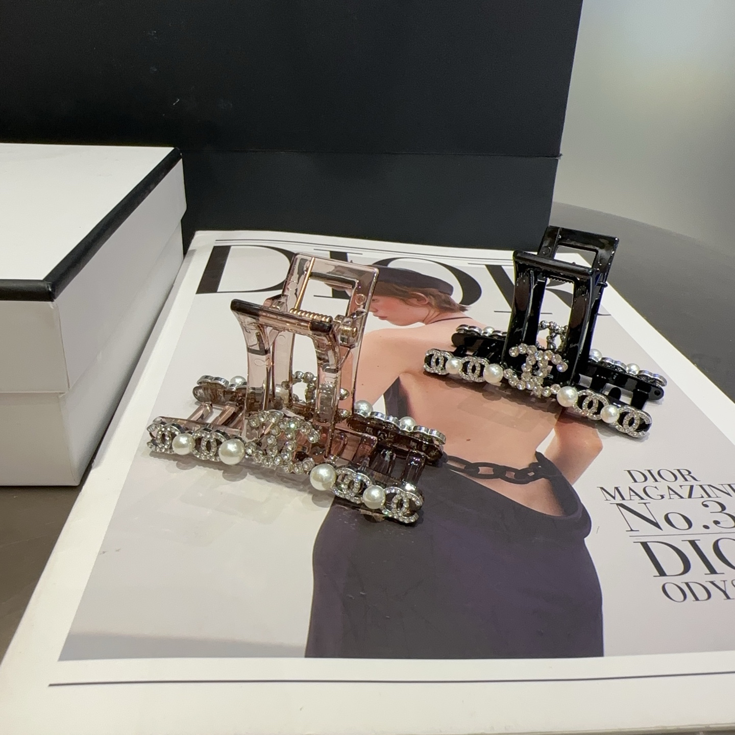 NO:366701,P packing box Chanel (Chanel) latest small fragrance clip, full of celebrity style, a must-have hairpin for fashionable trendy people, hairpin, chanel, chanel, hairpins19860909P 配包装盒 Chanel (香奈儿)最新款小香抓夹,名媛范儿十足,时尚潮人必备发夹,发夹,chanel,chanel,hairpins,accessory