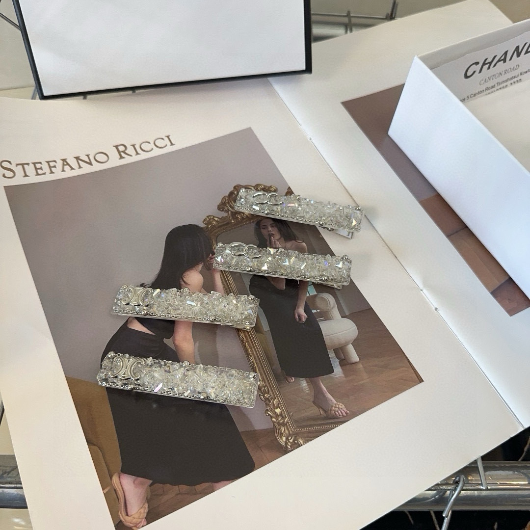 NO:366711,P with packaging box (one pair) Chanel (Chanel) CELINE (Celin) Shiny diamond edge clip bangs, a beautiful model!  A must-have for fairies...hairpins, hairpins, celine, celine, chanel, chanel, hairpins19860909P 配包装盒（一对） Chanel (香奈儿) CELINE（赛琳） 闪亮钻石边夹刘海夹,绝美的一款！小仙女必备…发夹,发夹,celine,celine,chanel,chanel,hairpins,accessory