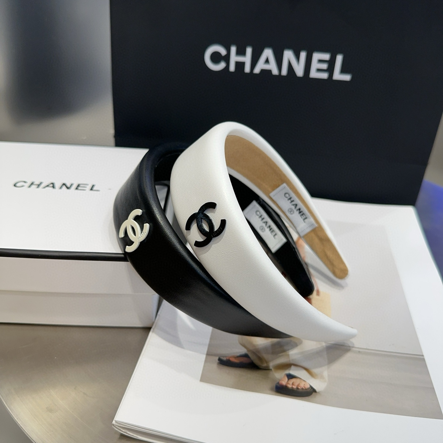 NO:366699,P with packaging box Chanel's latest small fragrant headband. Simple and practical, fashionable and trendy. Very beautiful!  A must-have for fairies…hairpins, hairpins, chanel, chanel, hairpins19860909P 配包装盒 Chanel (香奈儿)最新小香发箍.简单实用,时尚潮流.非常好看！小仙女必备…发夹,发夹,chanel,chanel,hairpins,accessory