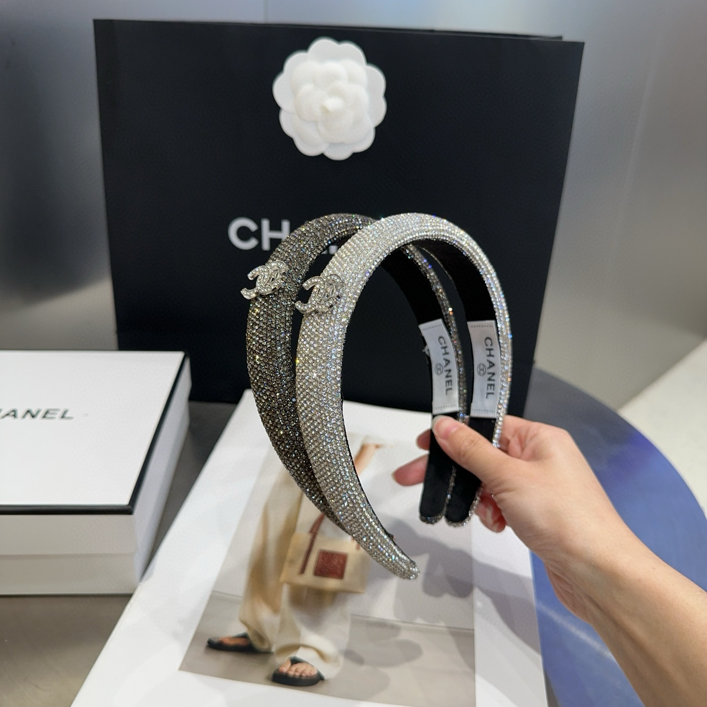 NO:366709,P with packaging box Chanel (Chanel) new small fragrant headband, shiny little diamonds, so beautiful!  Goddess must enter hairpins, hairpins, chanel, chanel, hairpins19860909P 配包装盒 Chanel (香奈儿)新款小香发箍,闪亮的小钻石,实在太美了！女神必入哦发夹,发夹,chanel,chanel,hairpins,accessory