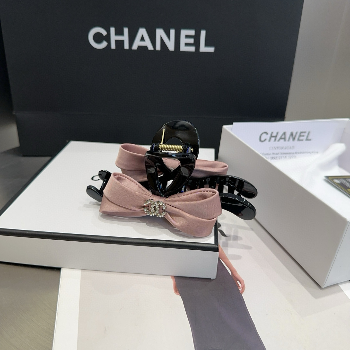 NO:366719,P with packaging box Chanel (Chanel) latest small-scented clip, super beautiful!  A very famous lady style, a must-have for a little fairy... Hairpins, hairpins, chanel, chanel, hairpins19860909P 配包装盒 Chanel (香奈儿)最新款小香爆款抓夹,超级好看！名媛范儿十足,小仙女必备…发夹,发夹,chanel,chanel,hairpins,accessory
