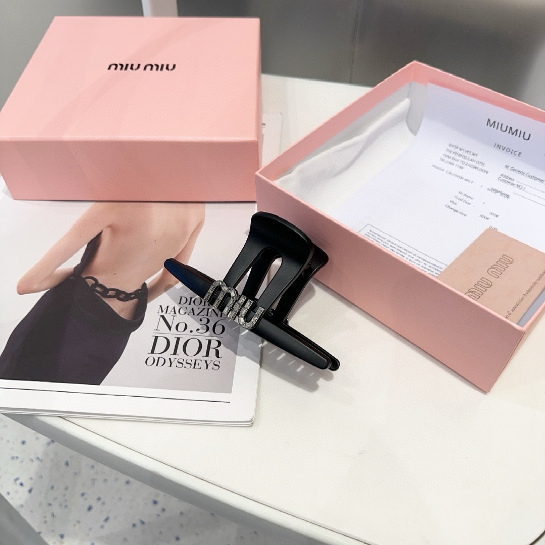 NO:366724,P with packaging box Miumiu's latest grab clips are simple and elegant, practical and versatile, worth buying!  Very good-looking hairpins, hairpins, miumiu, hairpins19860909P 配包装盒 miumiu最新款抓夹 简单优雅,实用百搭,值得入手！非常好看发夹,发夹,miumiu,hairpins,accessory