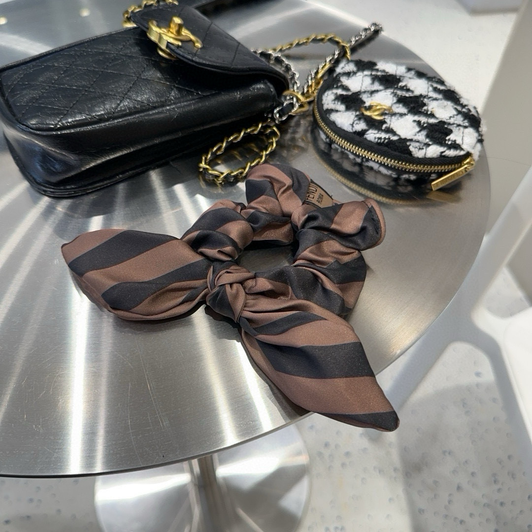 NO:366728,P with packaging box FENDI's new F-hair ring, retro temperament and beauty, simple and versatile, and super comfortable fabric!  The young lady closed her eyes and went into...hairpins, hairpins, fendi, fendi, hairpins19860909P 配包装盒 FENDI（芬迪）新款F发圈,复古气质美,简约百搭,面料超级舒服！小姐姐闭眼入…发夹,发夹,fendi,fendi,hairpins,accessory