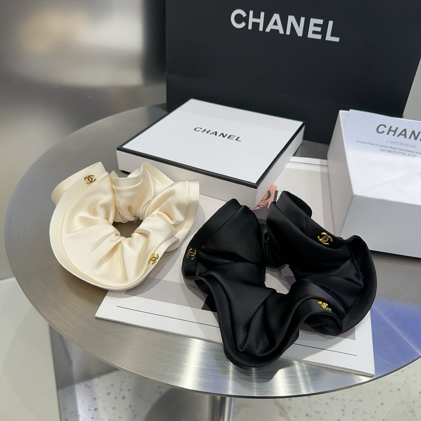 NO:366742,P with packaging box (single) Chanel (Chanel) latest small-scented hair circle, full of celebrity style, a must-have hairpin for fashionable trendy people, hairpins, chanel, chanel, hairpins19860909P 配包装盒（单个） Chanel (香奈儿)最新款小香发圈,名媛范儿十足,时尚潮人必备发夹,发夹,chanel,chanel,hairpins,accessory