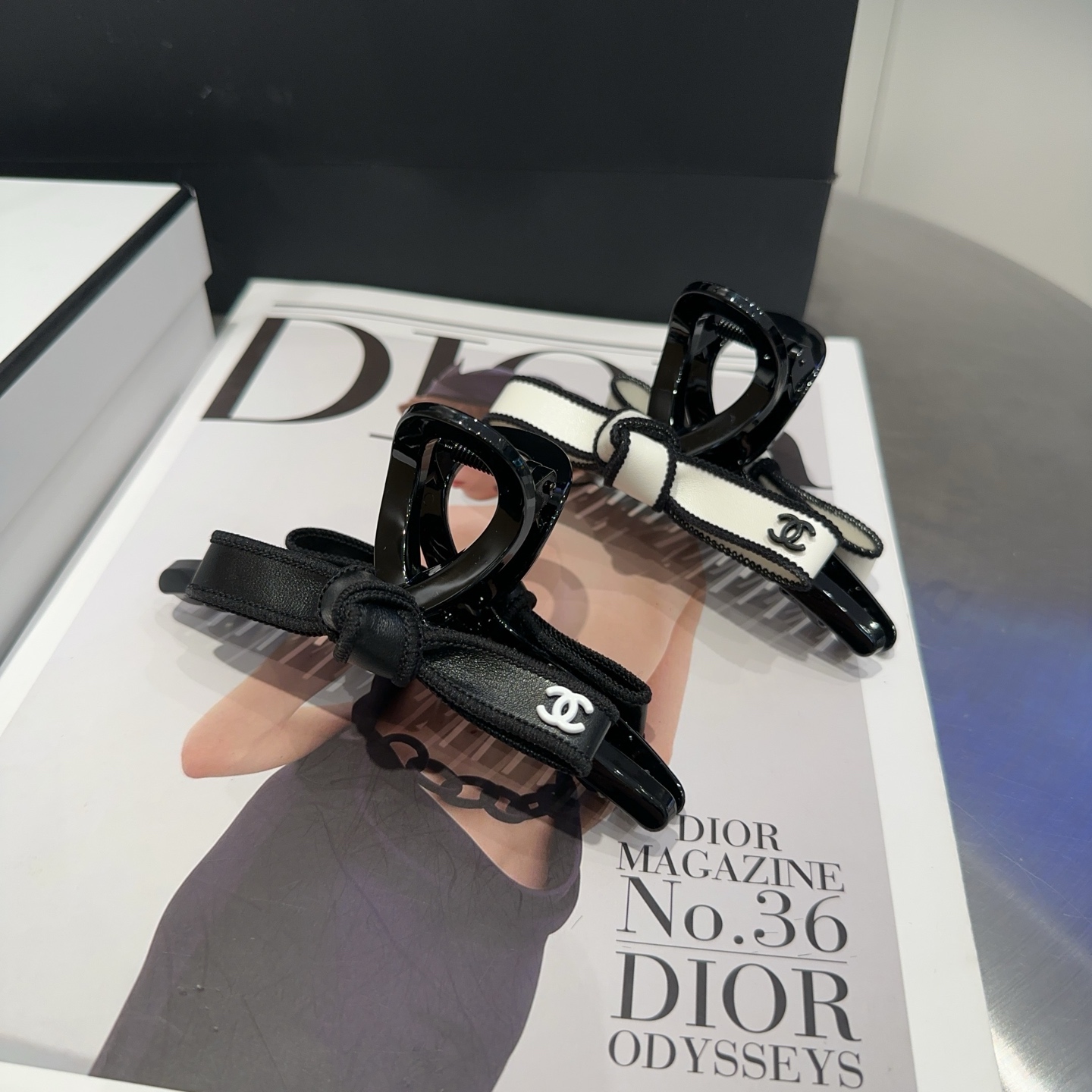 NO:366762,P with packaging box Chanel's latest small fragrance clip.  Super good looking!  A very famous lady style, a must-have for a little fairy... Hairpins, hairpins, chanel, chanel, hairpins19860909P 配包装盒 Chanel (香奈儿)最新款小香抓夹．超级好看！名媛范儿十足,小仙女必备…发夹,发夹,chanel,chanel,hairpins,accessory