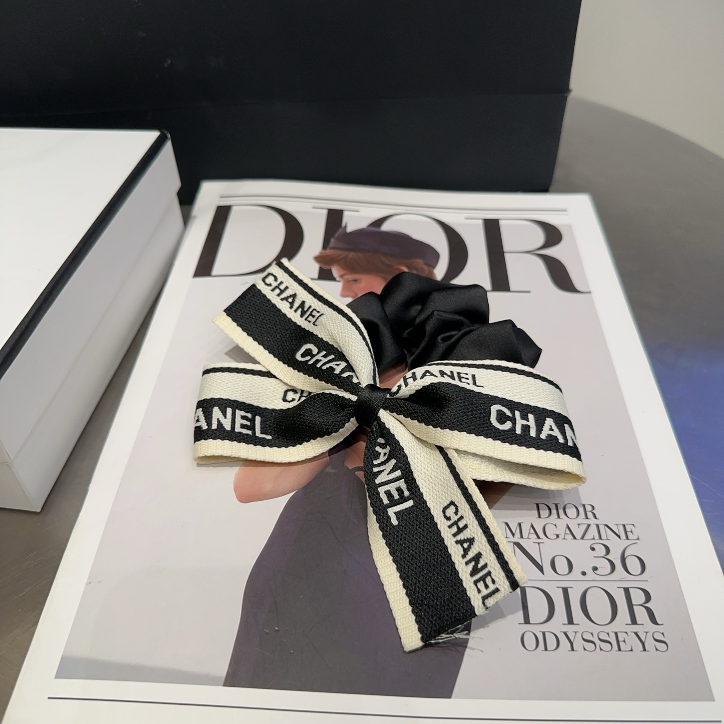 NO:366766,P packing box Chanel (Chanel) latest small-scented hair circle, full of celebrity style, a must-have hairpin for fashionable trendy people, hairpins, chanel, chanel, hairpins19860909P 配包装盒 Chanel (香奈儿)最新款小香发圈,名媛范儿十足,时尚潮人必备发夹,发夹,chanel,chanel,hairpins,accessory