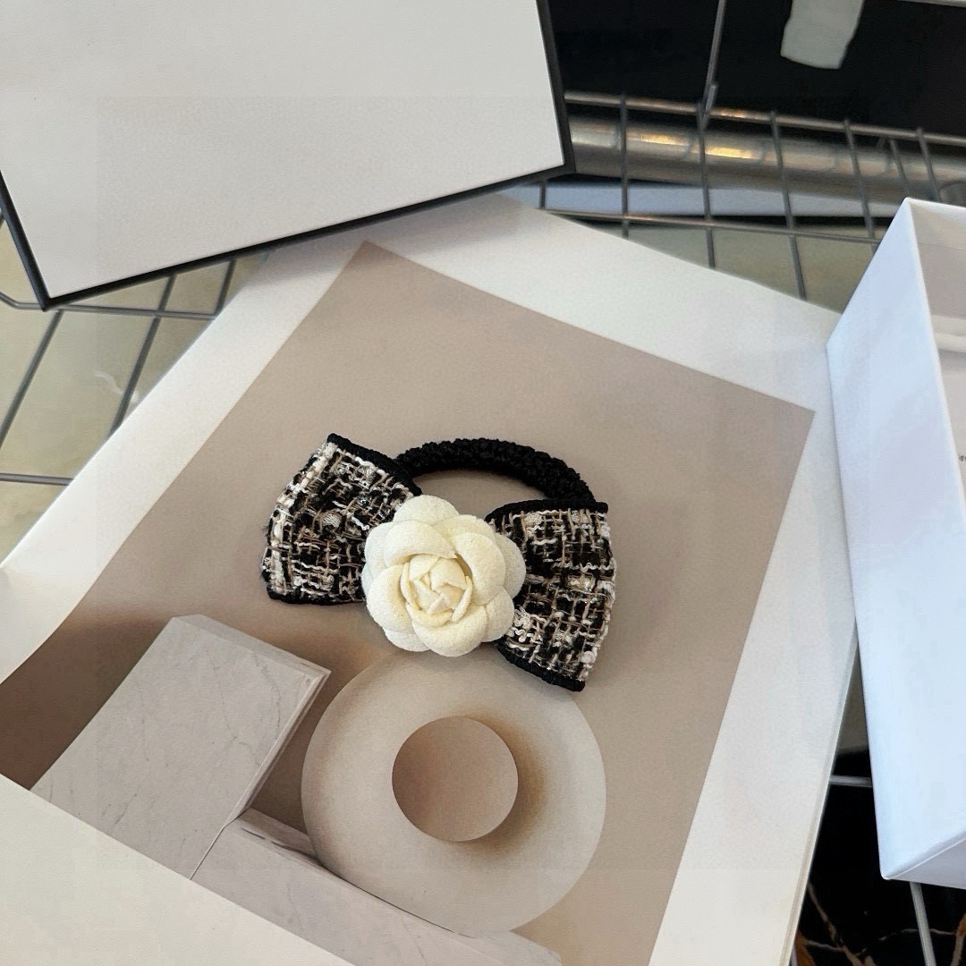 NO:366773,P with packaging box Chanel (Chanel) latest little love hair circle, celebrity fan Xiaohuaduo, fashion trend!  A must-have for fairies…hairpins, hairpins, chanel, chanel, hairpins19860909P 配包装盒 Chanel (香奈儿)最新小香发圈 名媛范小花朵 时尚潮流！小仙女必备…发夹,发夹,chanel,chanel,hairpins,accessory