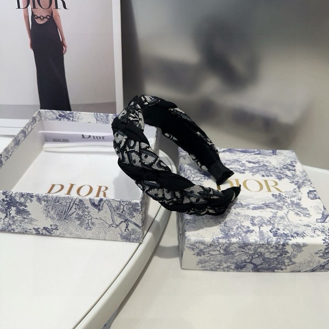 NO:366774,With packaging box Dior's new headband, it looks particularly good!  Fashionable and versatile, simple and practical, must-have hairpins for young ladies, hairpins, dior, dior, hairpins19860909配包装盒 Dior（迪奥）新款发箍,特别好看！时尚百搭,简单又实用,小姐姐必备发夹,发夹,dior,dior,hairpins,accessory