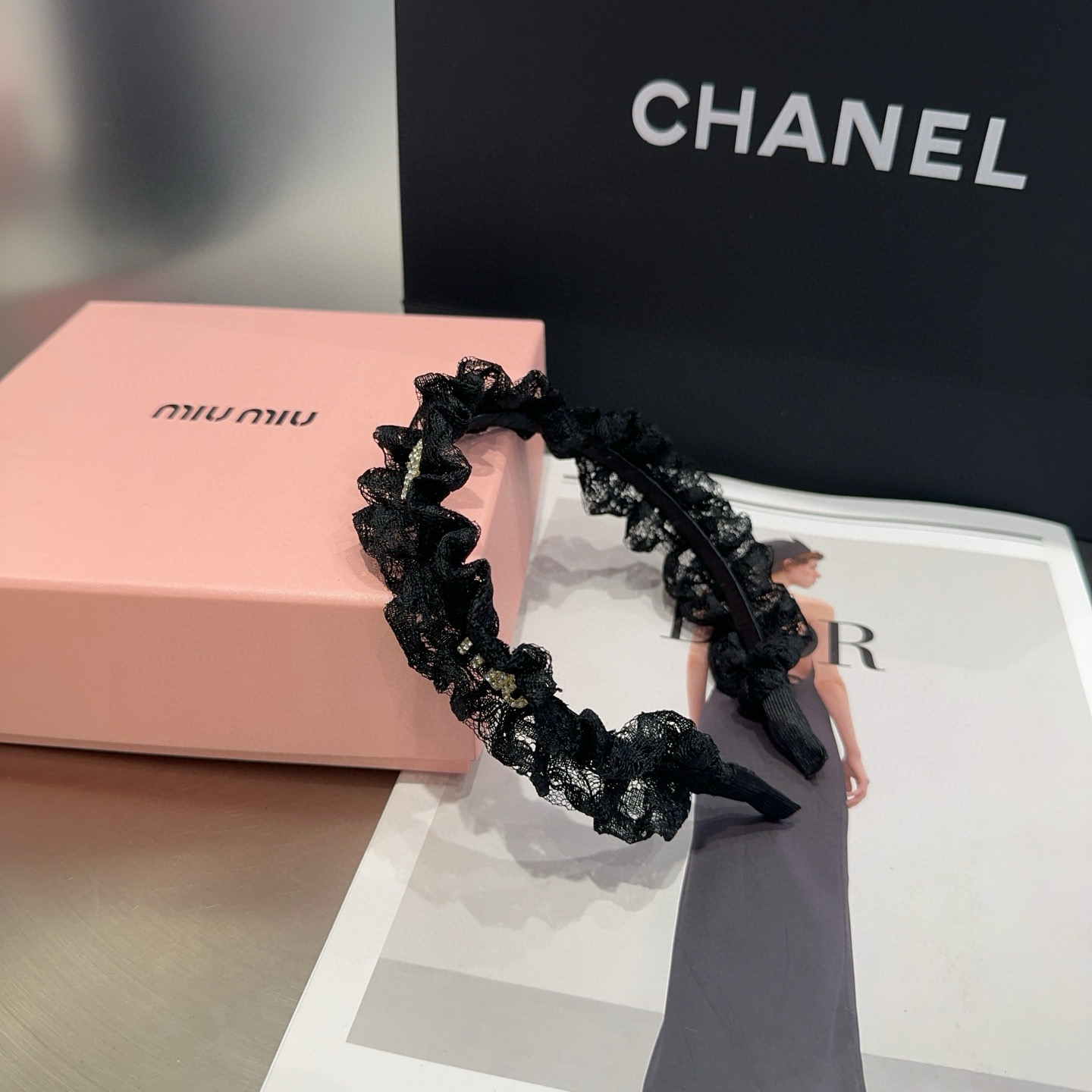 NO:366740,P packing box Miumiu's new lace headband is simple and elegant, practical and versatile, and is a celebrity style, worth buying!  hairpins, hairpins, miumiu, hairpins19860909P 配包装盒 miumiu新款蕾丝发箍,简单优雅,实用百搭,名媛范儿,值得入手！发夹,发夹,miumiu,hairpins,accessory