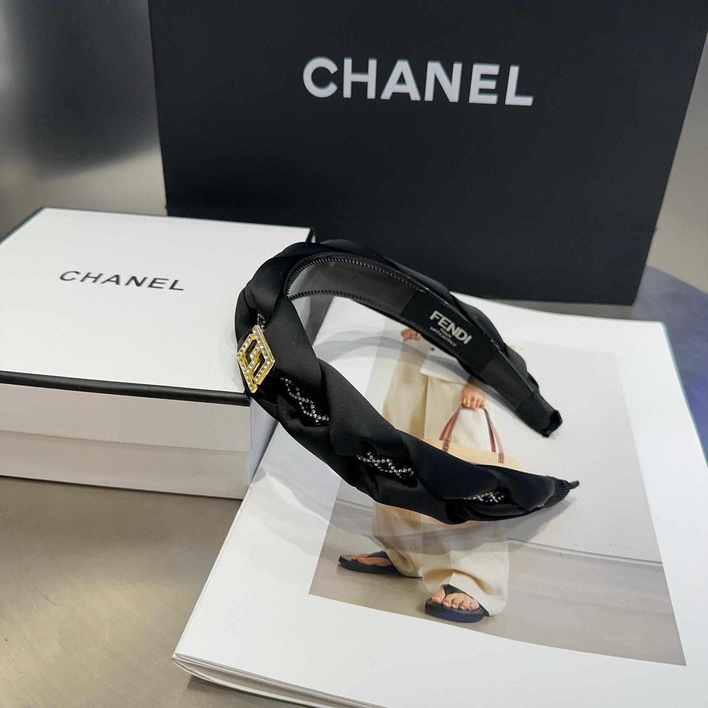 NO:366744,P with packaging box FENDI's new F headband, simple and versatile!  The young lady closed her eyes and went into...hairpins, hairpins, fendi, fendi, hairpins19860909P 配包装盒 FENDI（芬迪）新款F发箍,简约百搭！小姐姐闭眼入…发夹,发夹,fendi,fendi,hairpins,accessory