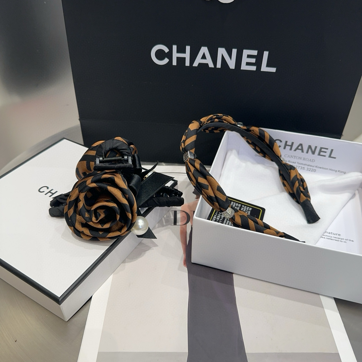 NO:366764,P with packaging box FENDI's new F rose grabber, retro temperament and beauty, simple and versatile!  The young lady closed her eyes and went into...hairpins, hairpins, fendi, fendi, hairpins19860909P 配包装盒 FENDI（芬迪）新款F玫瑰花抓夹,复古气质美,简约百搭！小姐姐闭眼入…发夹,发夹,fendi,fendi,hairpins,accessory