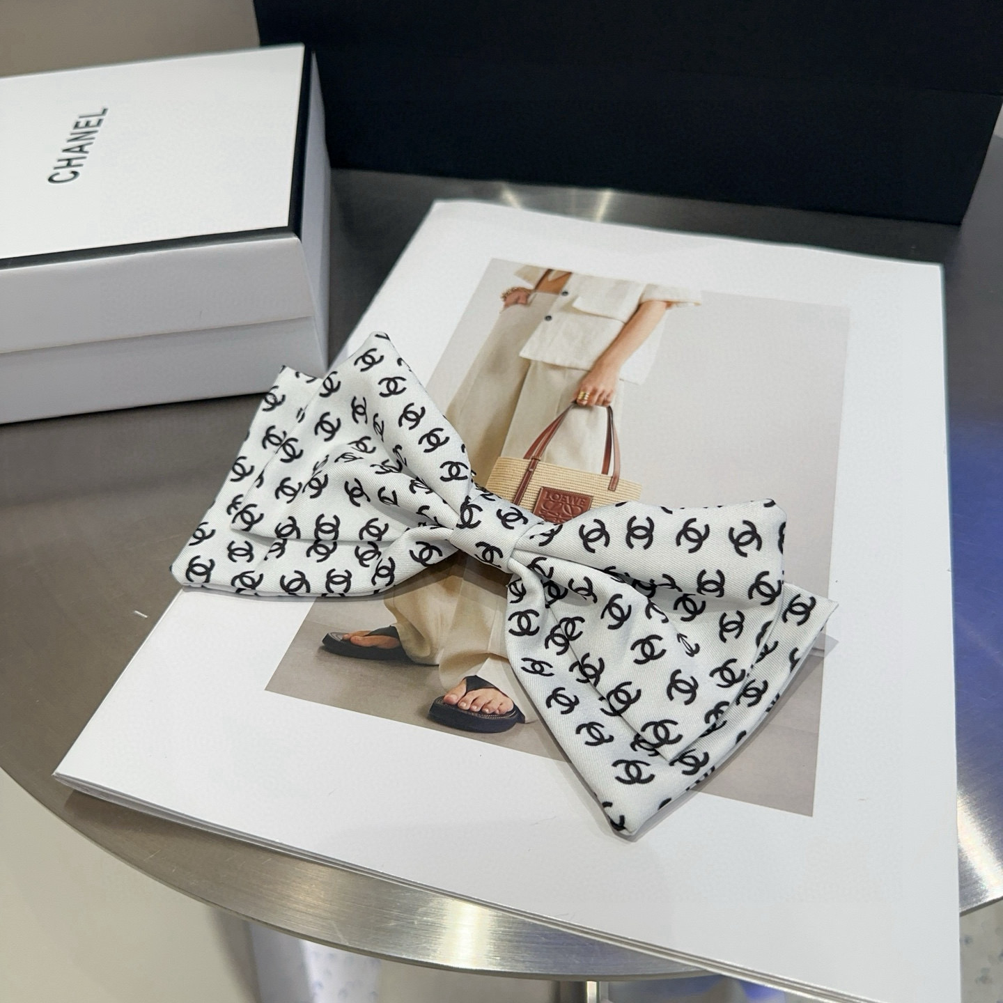 NO:366768,P with packaging box Chanel (Chanel) latest small fragrance spring hairpin, popular internet celebrity style, super beautiful!  A very famous lady style, a must-have for a little fairy... Hairpins, hairpins, chanel, chanel, hairpins19860909P 配包装盒 Chanel (香奈儿)最新款小香弹簧发夹,网红爆款,超级好看！名媛范儿十足,小仙女必备…发夹,发夹,chanel,chanel,hairpins,accessory