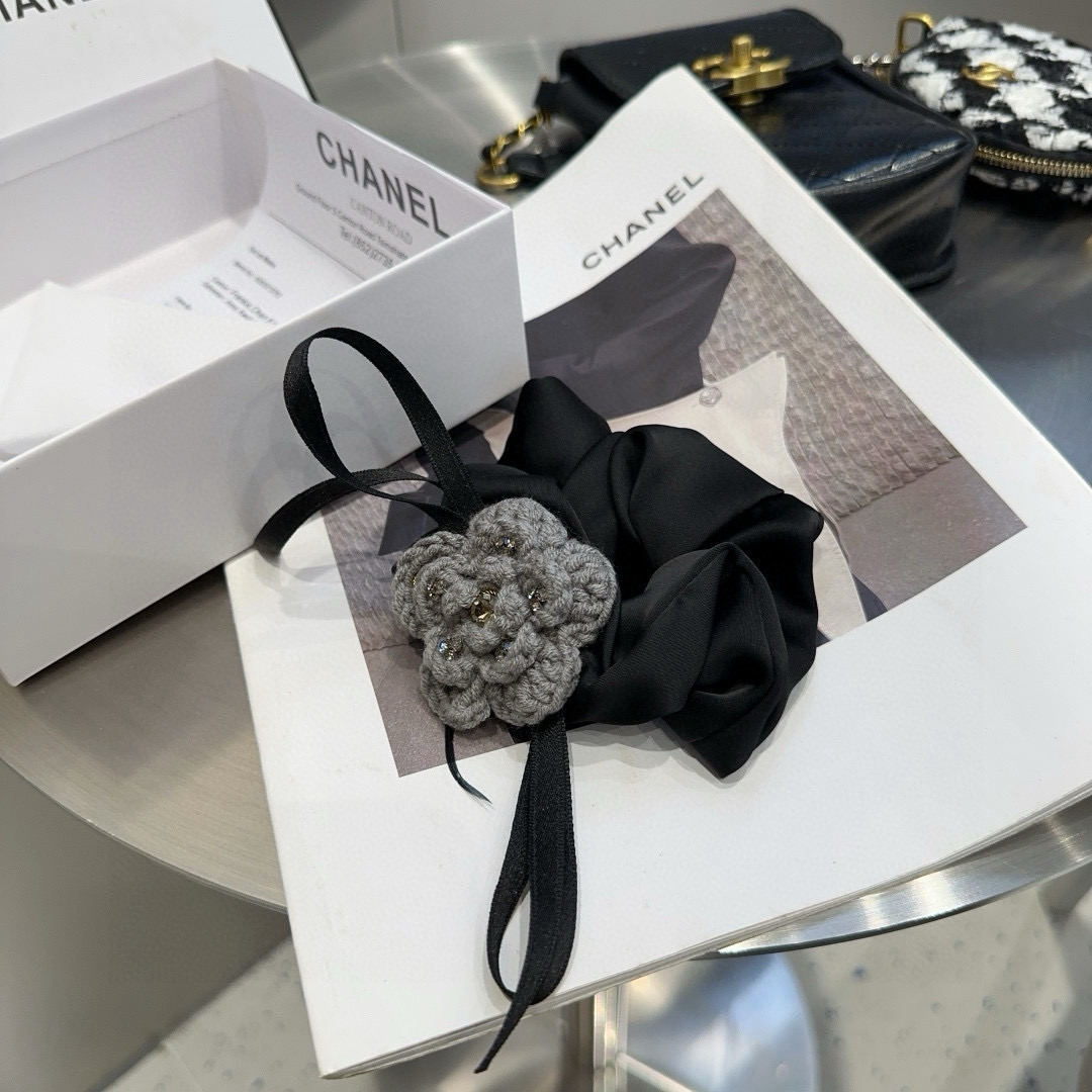 NO:366772,P with packaging box Chanel (Chanel) latest small fragrant hair ring, small flower hair ring!  A very famous lady style, a must-have for a little fairy... Hairpins, hairpins, chanel, chanel, hairpins19860909P 配包装盒 Chanel (香奈儿)最新款小香发圈,小花朵发圈！名媛范儿十足,小仙女必备…发夹,发夹,chanel,chanel,hairpins,accessory