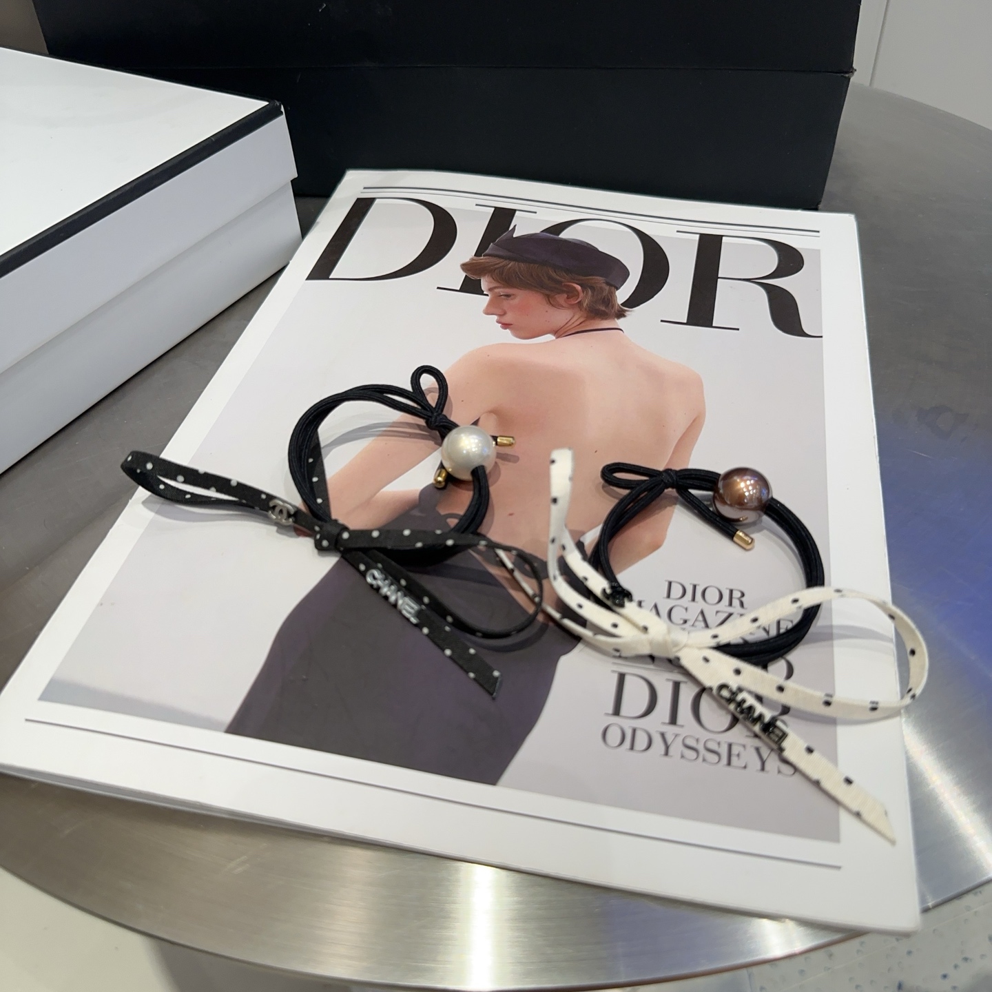 NO:366780,P with packaging box (single) Chanel's latest small fragrance hair ring, polka dot bow hair ring!  A very famous lady style, a must-have for a little fairy... Hairpins, hairpins, chanel, chanel, hairpins19860909P 配包装盒（单个） Chanel (香奈儿)最新款小香发圈,小波点蝴蝶结发圈！名媛范儿十足,小仙女必备…发夹,发夹,chanel,chanel,hairpins,accessory