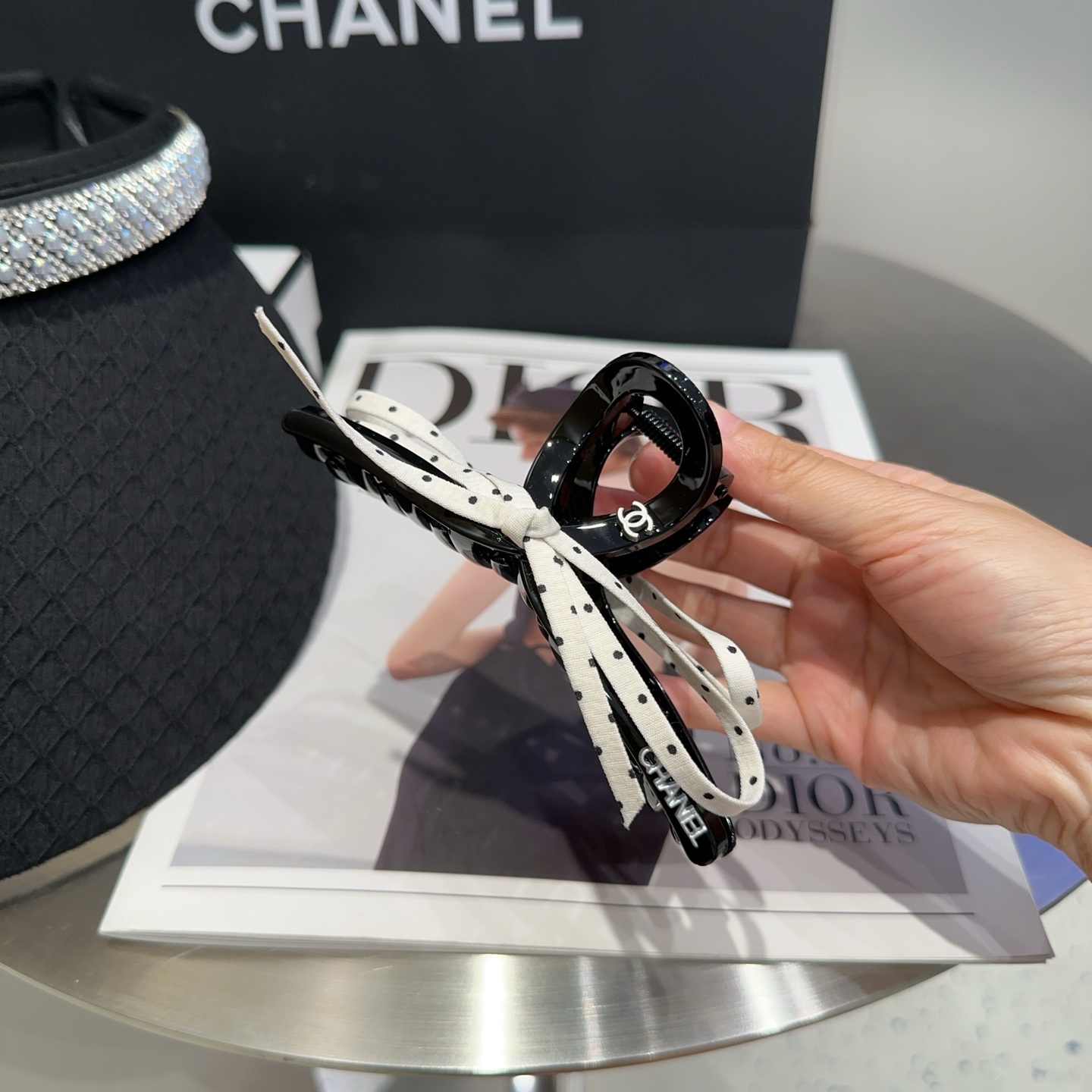 NO:366784,P with packaging box Chanel's latest small fragrance clip, polka dot bow clip!  A very famous lady style, a must-have for a little fairy... Hairpins, hairpins, chanel, chanel, hairpins19860909P 配包装盒 Chanel (香奈儿)最新款小香抓夹,小波点蝴蝶结抓夹！名媛范儿十足,小仙女必备…发夹,发夹,chanel,chanel,hairpins,accessory