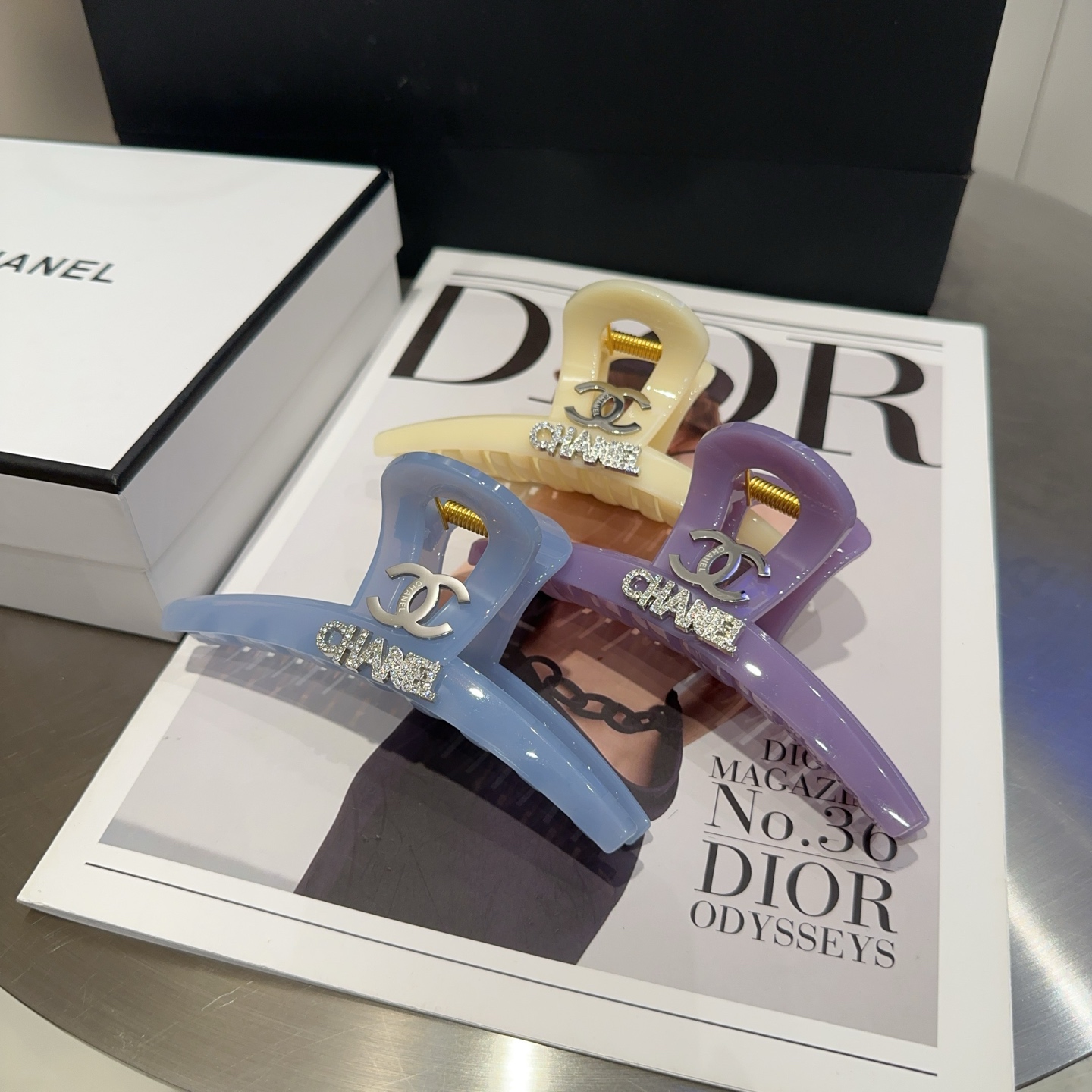 NO:366788,P with packaging box Chanel's latest small fragrance clip.  Super good looking!  A very famous lady style, a must-have for a little fairy... Hairpins, hairpins, chanel, chanel, hairpins19860909P 配包装盒 Chanel (香奈儿)最新款小香抓夹．超级好看！名媛范儿十足,小仙女必备…发夹,发夹,chanel,chanel,hairpins,accessory