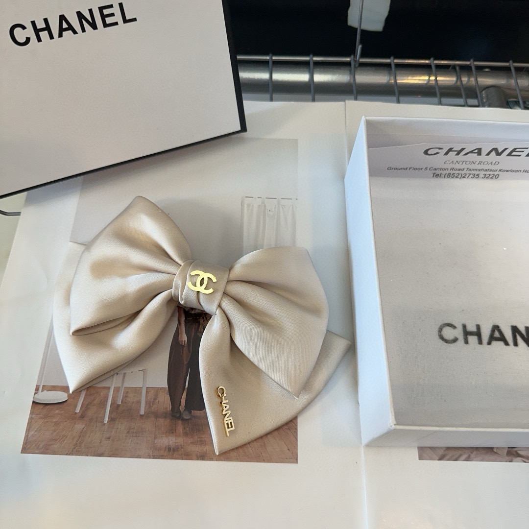 NO:366840,P with packaging box Chanel (Chanel) latest small-scent hot spring hairpin, super beautiful!  A very famous lady style, a must-have for a little fairy... Hairpins, hairpins, chanel, chanel, hairpins19860909P 配包装盒 Chanel (香奈儿)最新款小香爆款弹簧发夹,超级好看！名媛范儿十足,小仙女必备…发夹,发夹,chanel,chanel,hairpins,accessory