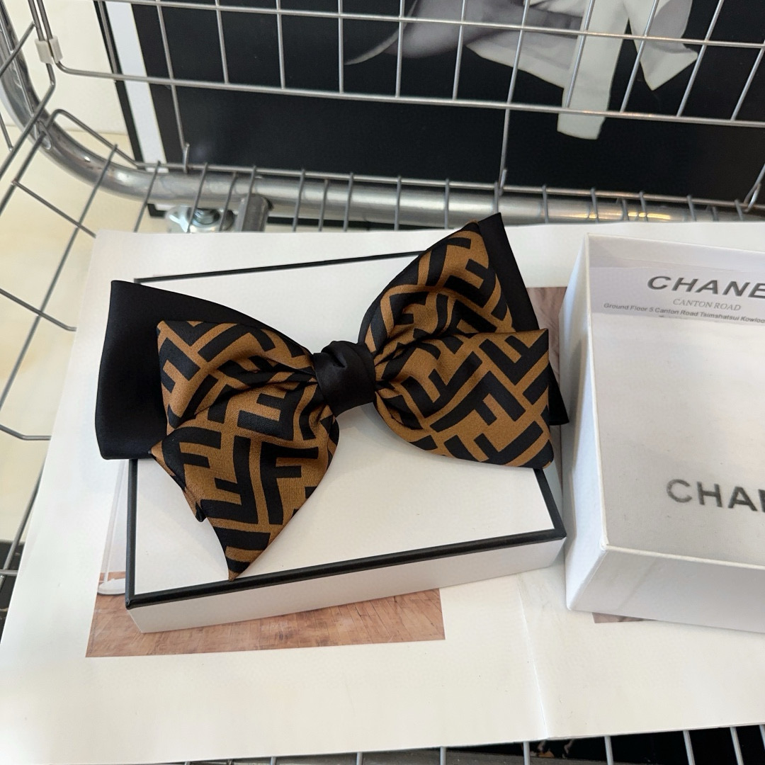 NO:366845,P with packaging box FENDI's new F-spring top clip, retro temperament and beauty, simple and versatile!  The young lady closed her eyes and went into...hairpins, hairpins, fendi, fendi, hairpins19860909P 配包装盒 FENDI（芬迪）新款F弹簧顶夹,复古气质美,简约百搭！小姐姐闭眼入…发夹,发夹,fendi,fendi,hairpins,accessory