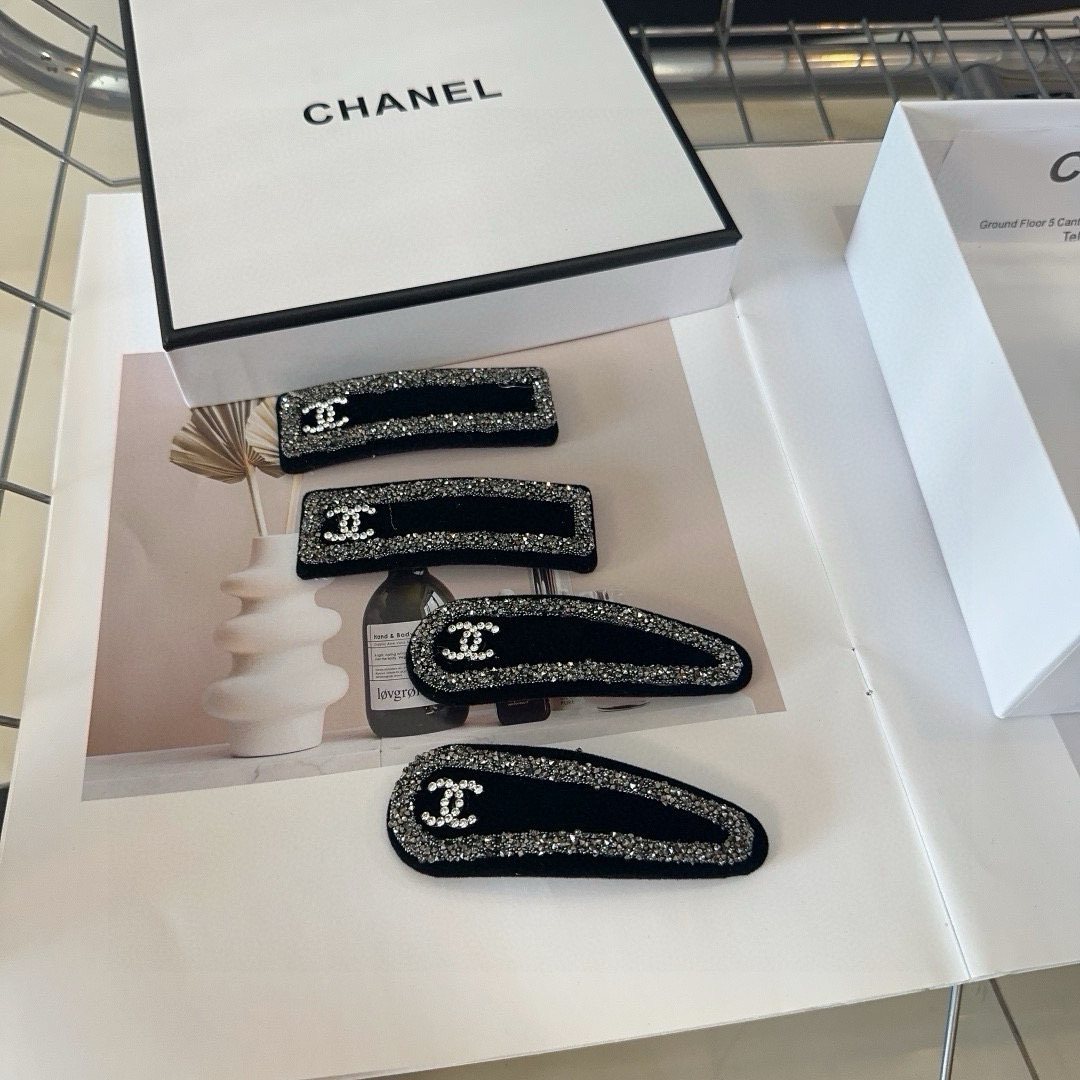 NO:366868,P with packaging box (one pair) Chanel (Chanel) latest small fragrance edge clip bang clip, simple and practical, fashionable and trendy!  A must-have for fairies…hairpins, hairpins, chanel, chanel, hairpins19860909P 配包装盒（一对） Chanel (香奈儿)最新小香边夹刘海夹,简单实用,时尚潮流！小仙女必备…发夹,发夹,chanel,chanel,hairpins,accessory