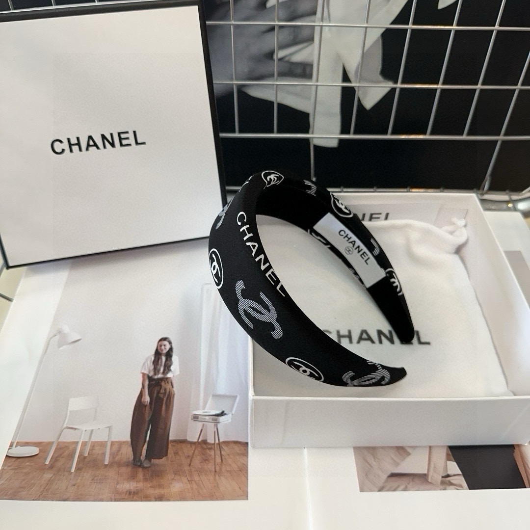 NO:366826,P with packaging box Chanel's latest small fragrant hairband, simple and practical, fashionable and trendy!  A must-have for fairies…hairpins, hairpins, chanel, chanel, hairpins19860909P 配包装盒 Chanel (香奈儿)最新小香发箍,简单实用,时尚潮流！小仙女必备…发夹,发夹,chanel,chanel,hairpins,accessory