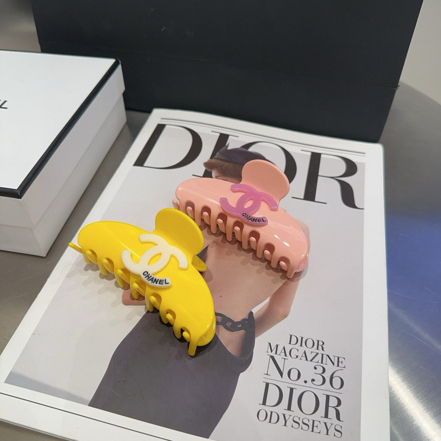 NO:366870,P with packaging box Chanel (Chanel) latest hot snack clip, a fresh summer, a beautiful one!  A must-have for fairies…hairpins, hairpins, chanel, chanel, hairpins19860909P 配包装盒 Chanel (香奈儿)最新小香爆款抓夹,夏日小清新,绝美的一款！小仙女必备…发夹,发夹,chanel,chanel,hairpins,accessory