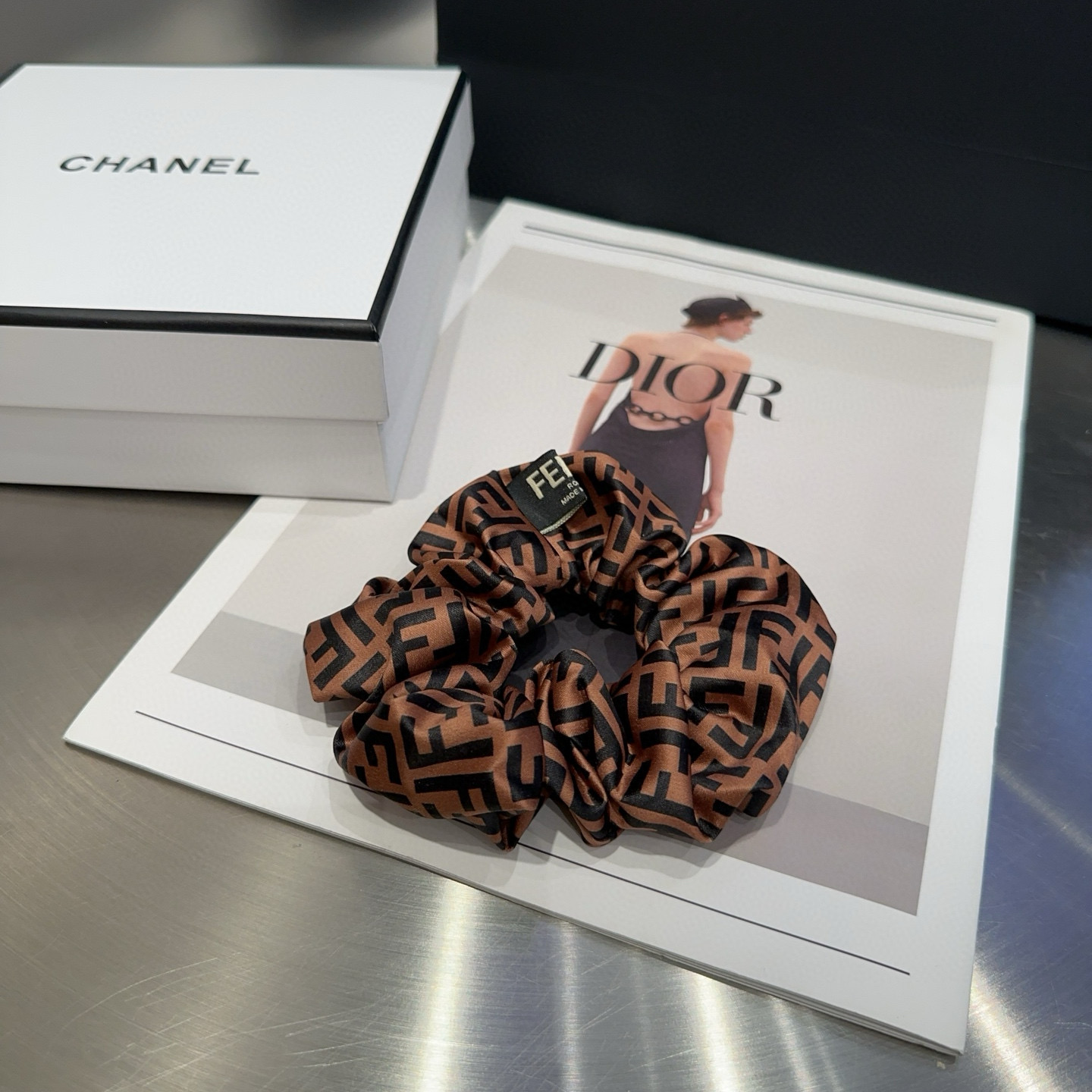 NO:366880,P with packaging box FENDI (Fendi) classic F-hair ring, retro temperament and beauty, simple and versatile!  The young lady closed her eyes and went into...hairpins, hairpins, fendi, fendi, hairpins19860909P 配包装盒 FENDI（芬迪）经典F发圈,复古气质美,简约百搭！小姐姐闭眼入…发夹,发夹,fendi,fendi,hairpins,accessory