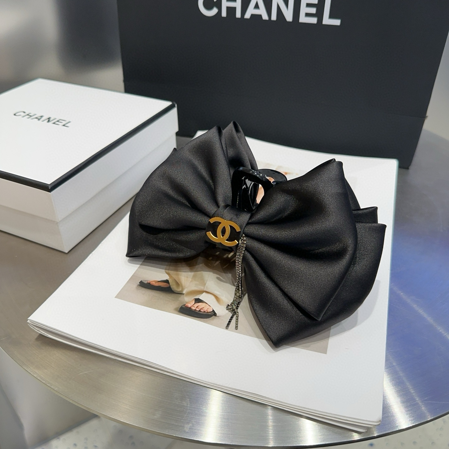 NO:366885,P with packaging box Chanel's latest small fragrance clip, simple and practical, fashionable and trendy!  The essential items of young ladies, hairpins, chanel, chanel, hairpins19860909P 配包装盒 Chanel (香奈儿)最新小香抓夹,简单实用,时尚潮流！小姐姐必备单品发夹,发夹,chanel,chanel,hairpins,accessory