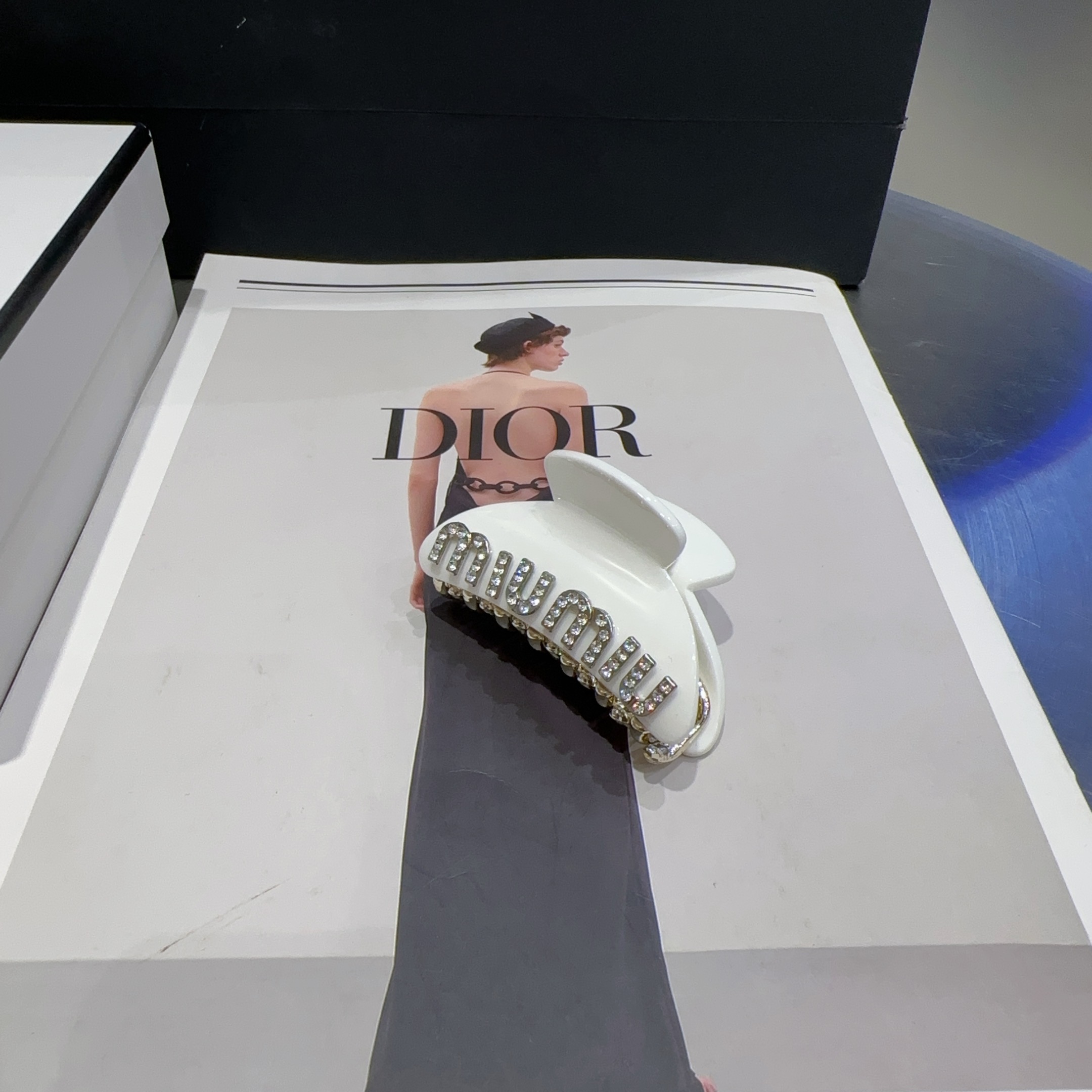 NO:366890,P with packaging box Miumiu new medium-sized grab clip, popular internet celebrity!  Simple and elegant, full of celebrity style, very worth buying!  hairpins, hairpins, miumiu, hairpins19860909P 配包装盒 miumiu新款中号抓夹,网红爆款！简单优雅,名媛范十足,非常值得入手！发夹,发夹,miumiu,hairpins,accessory