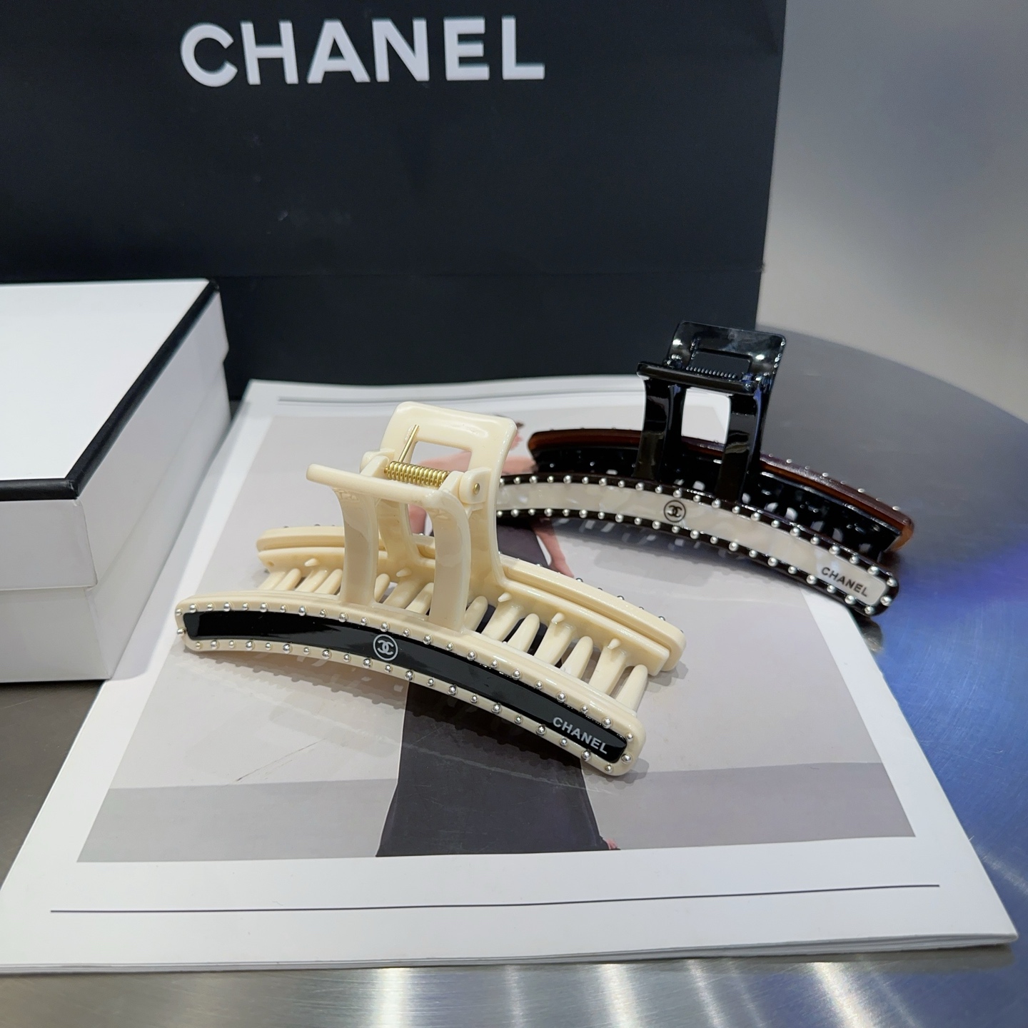 NO:366895,P with packaging box Chanel (Chanel) latest Xiaoxiang Heavy Industry Grabbing, fashionable and trendy, full of quality!  The essential items of young ladies, hairpins, chanel, chanel, hairpins19860909P 配包装盒 Chanel (香奈儿)最新小香重工抓夹,时尚潮流,质量感满满！小姐姐必备单品发夹,发夹,chanel,chanel,hairpins,accessory