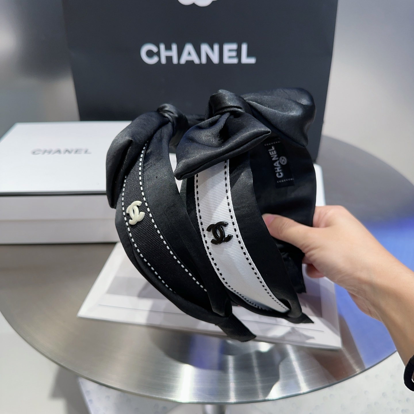 NO:366900,P with packaging box Chanel (Chanel) latest small fragrance hit headband, super beautiful!  A very famous lady style, a must-have for a little fairy... Hairpins, hairpins, chanel, chanel, hairpins19860909P 配包装盒 Chanel (香奈儿)最新款小香爆款发箍,超级好看！名媛范儿十足,小仙女必备…发夹,发夹,chanel,chanel,hairpins,accessory