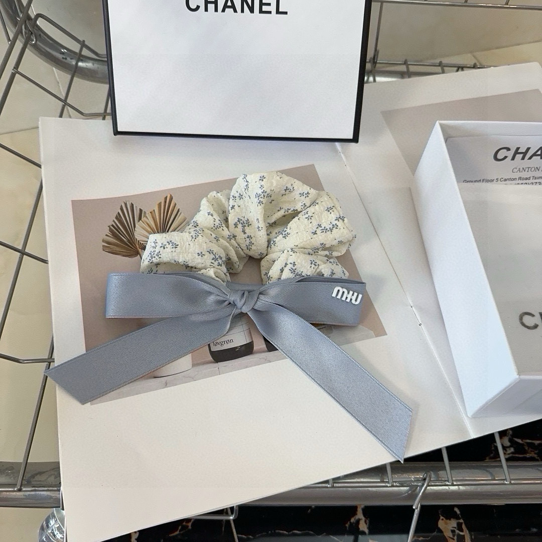 NO:366876,P with packaging box miumiu new letter hair ring is simple and elegant, practical and versatile, very worth buying!  hairpins, hairpins, miumiu, hairpins19860909P 配包装盒 miumiu新款字母发圈 简单优雅,实用百搭,非常值得入手！发夹,发夹,miumiu,hairpins,accessory