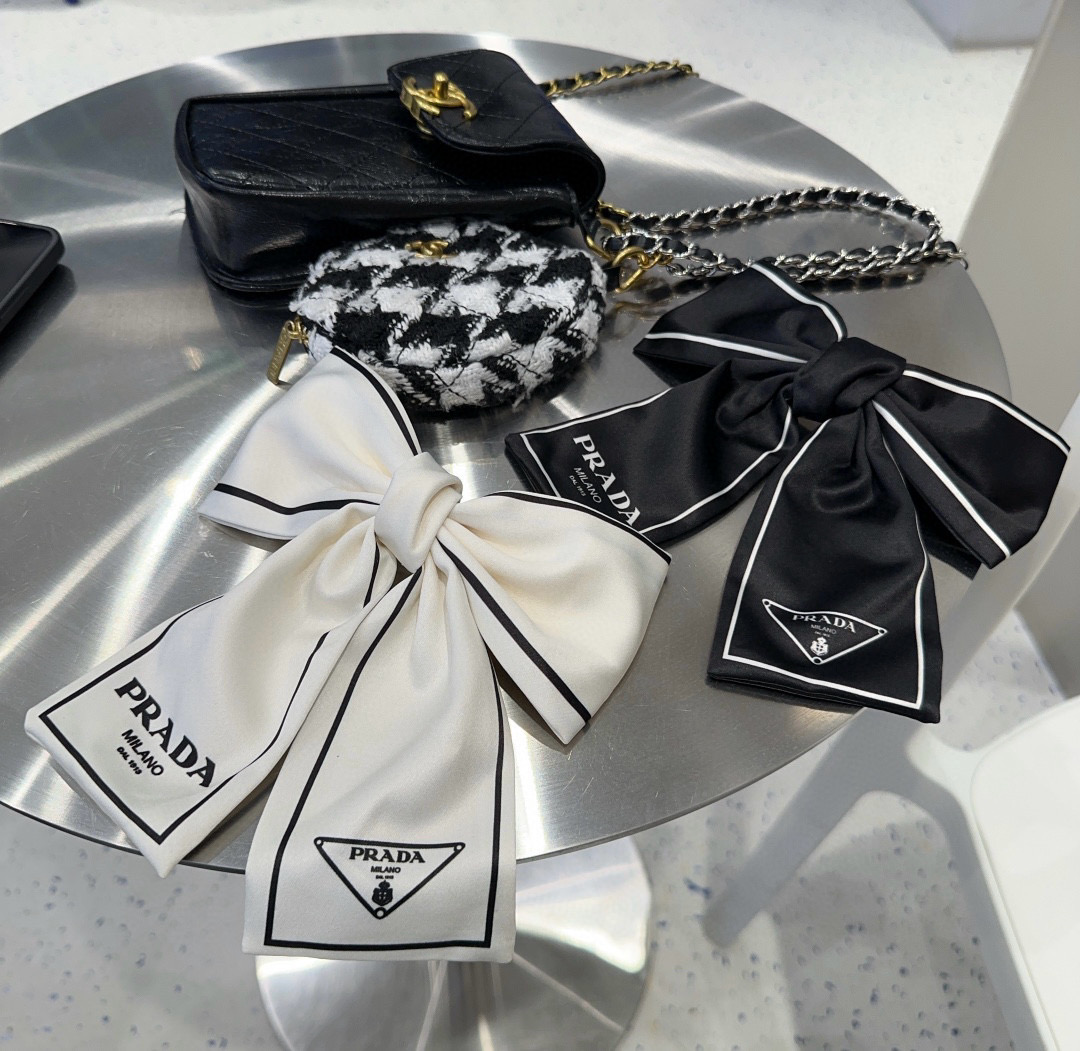 NO:366940,P with packaging box PRADA's latest hot spring clip. Take a look at the elegant girl!  Very good match, temperament and tasteful hairpins, hairpins, prada, prada, hairpins19860909P 配包装盒 PRADA（普拉达）最新爆款弹簧夹 优雅的girl看过来！非常好搭配 气质有品位发夹,发夹,prada,prada,hairpins,accessory