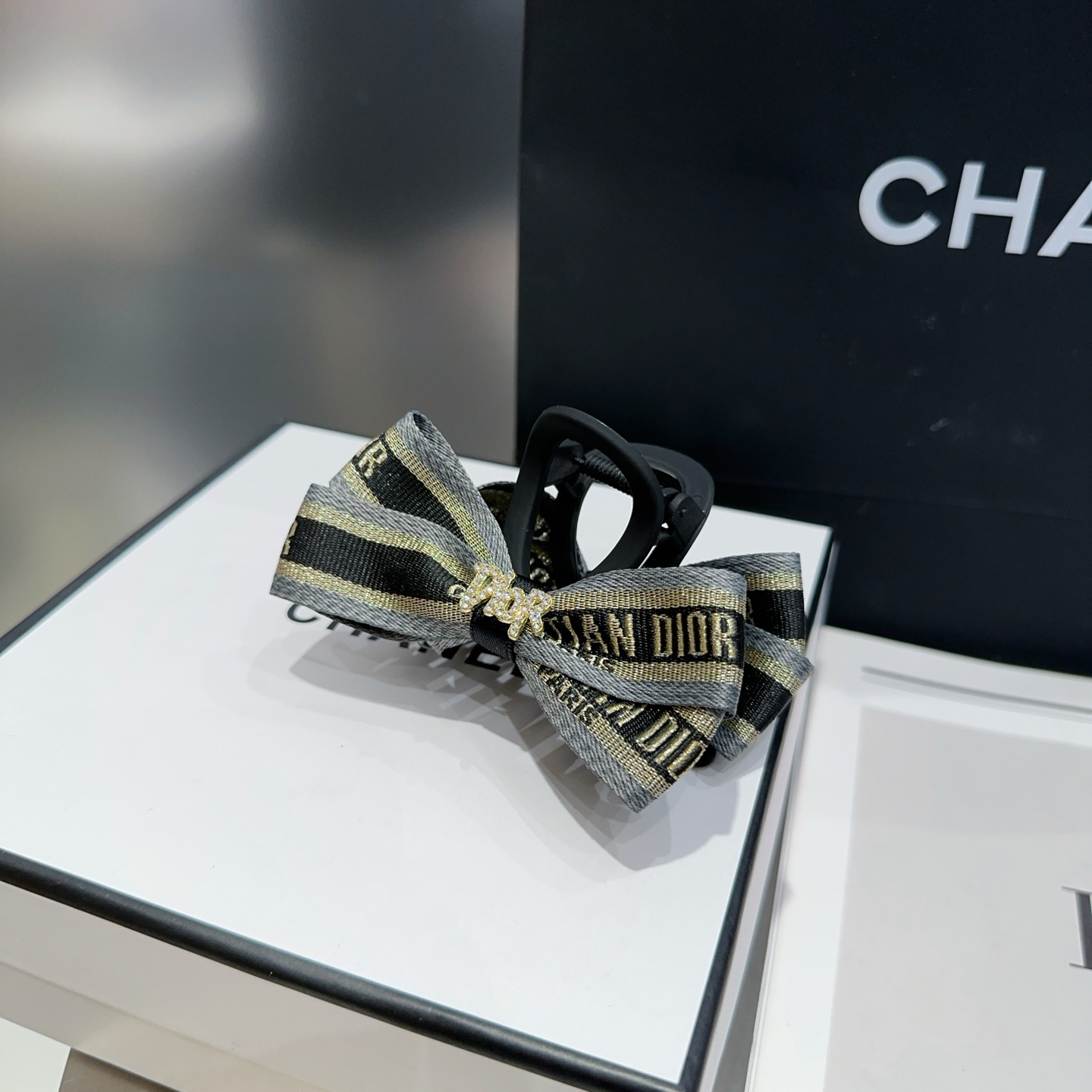 NO:366949,With packaging box Dior's new D-home clip, fashionable and versatile, simple and practical, super good-looking!  A must-have hairpins, hairpins, dior, dior, dior, hairpins19860909配包装盒 Dior（迪奥）新款D家抓夹,时尚百搭,简单实用 超级好看！小姐姐必备发夹,发夹,dior,dior,dior,hairpins,accessory