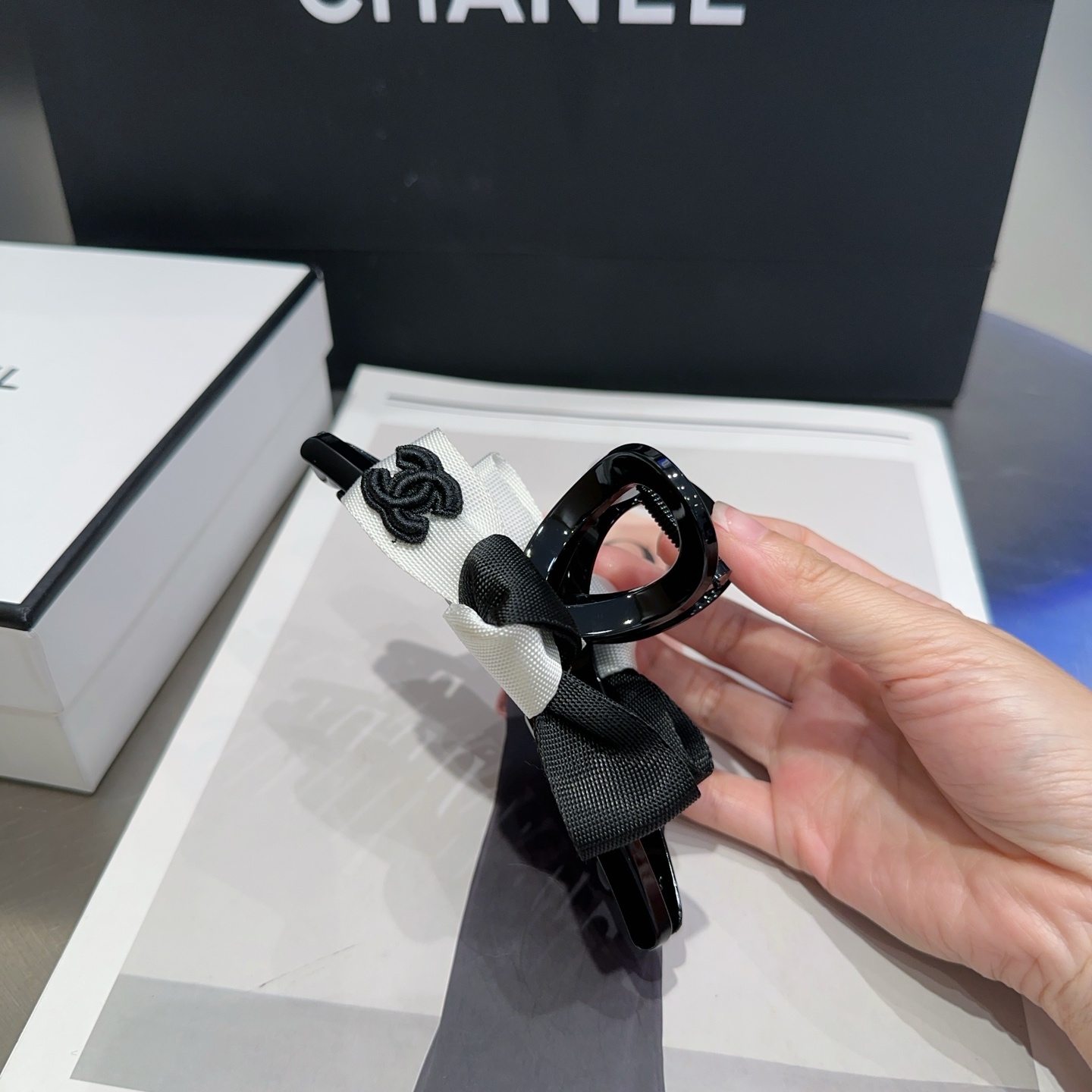 NO:366954,P with packaging box Chanel's latest small fragrance clip, simple and practical, fashionable and trendy!  The essential items of young ladies, hairpins, chanel, chanel, hairpins19860909P 配包装盒 Chanel (香奈儿)最新小香抓夹,简单实用,时尚潮流！小姐姐必备单品发夹,发夹,chanel,chanel,hairpins,accessory