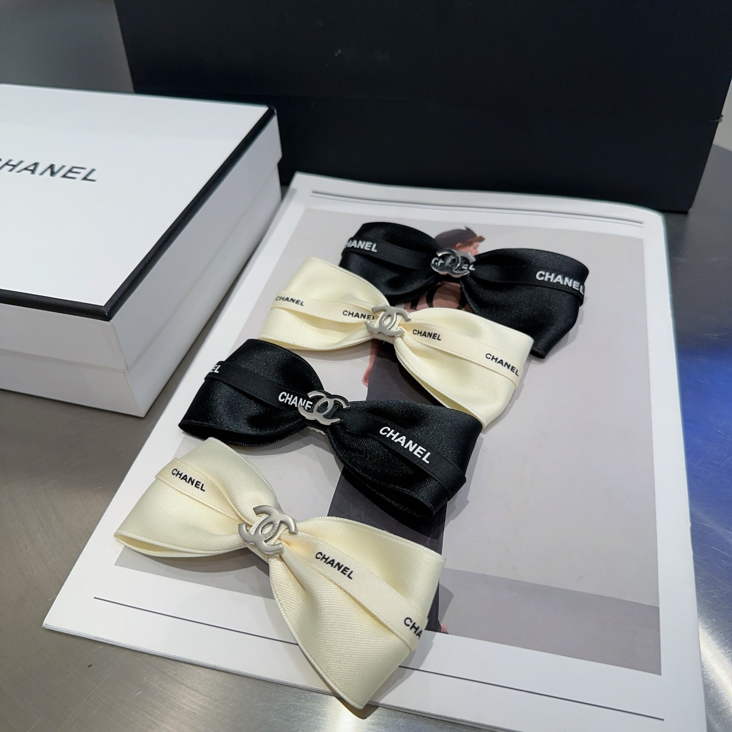 NO:366958,P with packaging box (single) Chanel's latest small fragrance edge clip bangs, simple and practical, fashionable and trendy!  The essential items of young ladies, hairpins, chanel, chanel, hairpins19860909P 配包装盒（单个） Chanel (香奈儿)最新小香边夹刘海夹,简单实用,时尚潮流！小姐姐必备单品发夹,发夹,chanel,chanel,hairpins,accessory