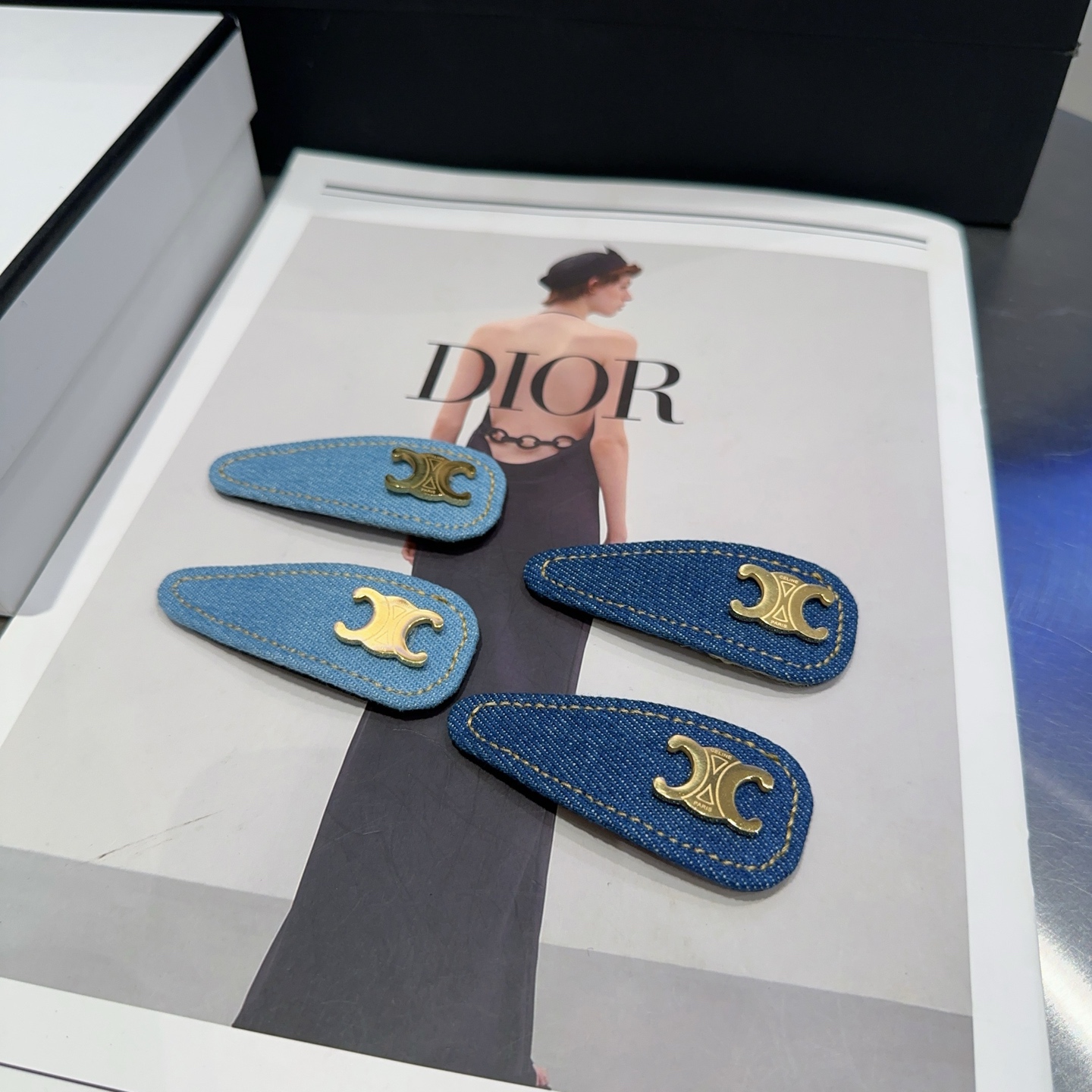 NO:366962,P with packaging box (single) CELINE Arc de Triomphe new small edge clip bangs clip, popular internet celebrity style!  Fashionable products, essential hairpins for fairies, hairpins, celine, celine, hairpins19860909P 配包装盒（单个） CELINE（赛琳）凯旋门新款小边夹刘海夹,网红爆款！时尚潮品,小仙女必备发夹,发夹,celine,celine,hairpins,accessory