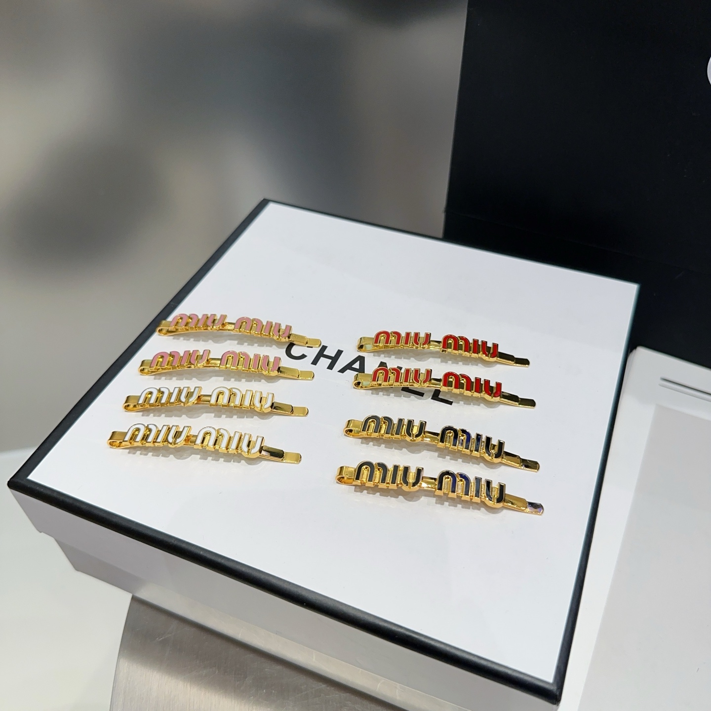 NO:366921,P with packaging box (single) Miumiu's new letter small edge clip bang clip, popular internet celebrity style!  Simple and elegant, practical and versatile!  hairpins, hairpins, miumiu, hairpins19860909P 配包装盒（单个） miumiu新款字母小边夹刘海夹,网红爆款！简单优雅,实用百搭！发夹,发夹,miumiu,hairpins,accessory